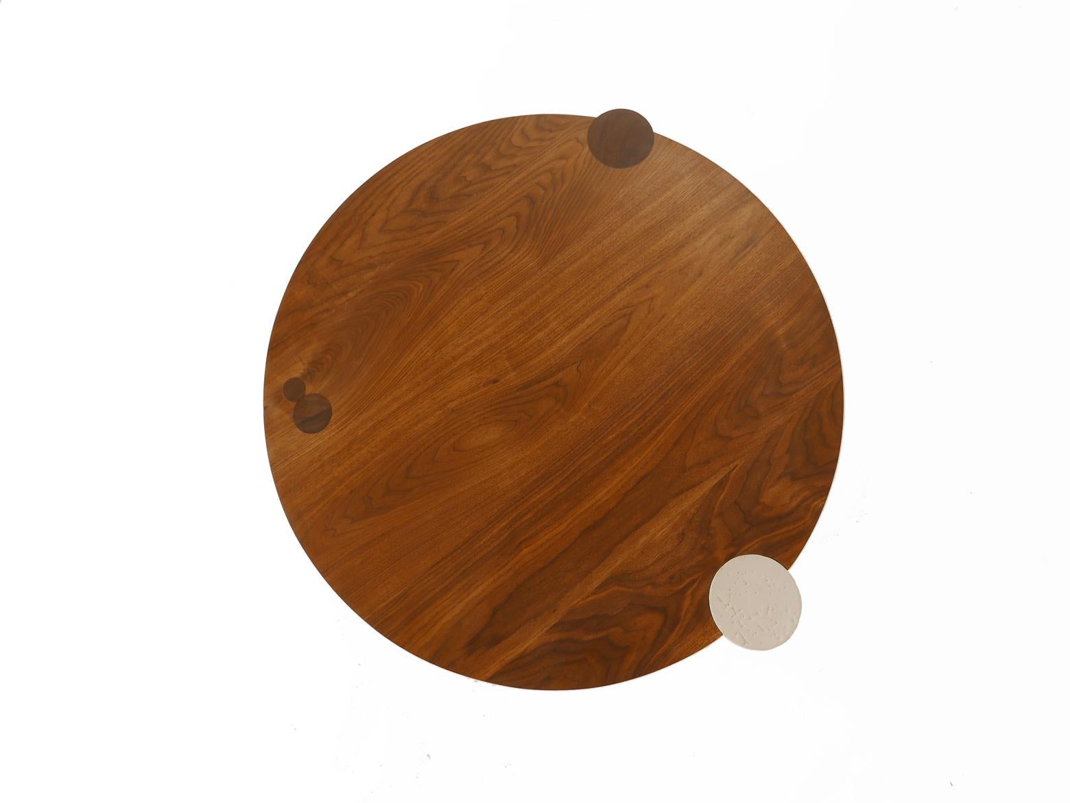 Table basse de 122 cm en noyer noir avec pieds en céramique par Hinterland Design Neuf - En vente à Vancouver, BC