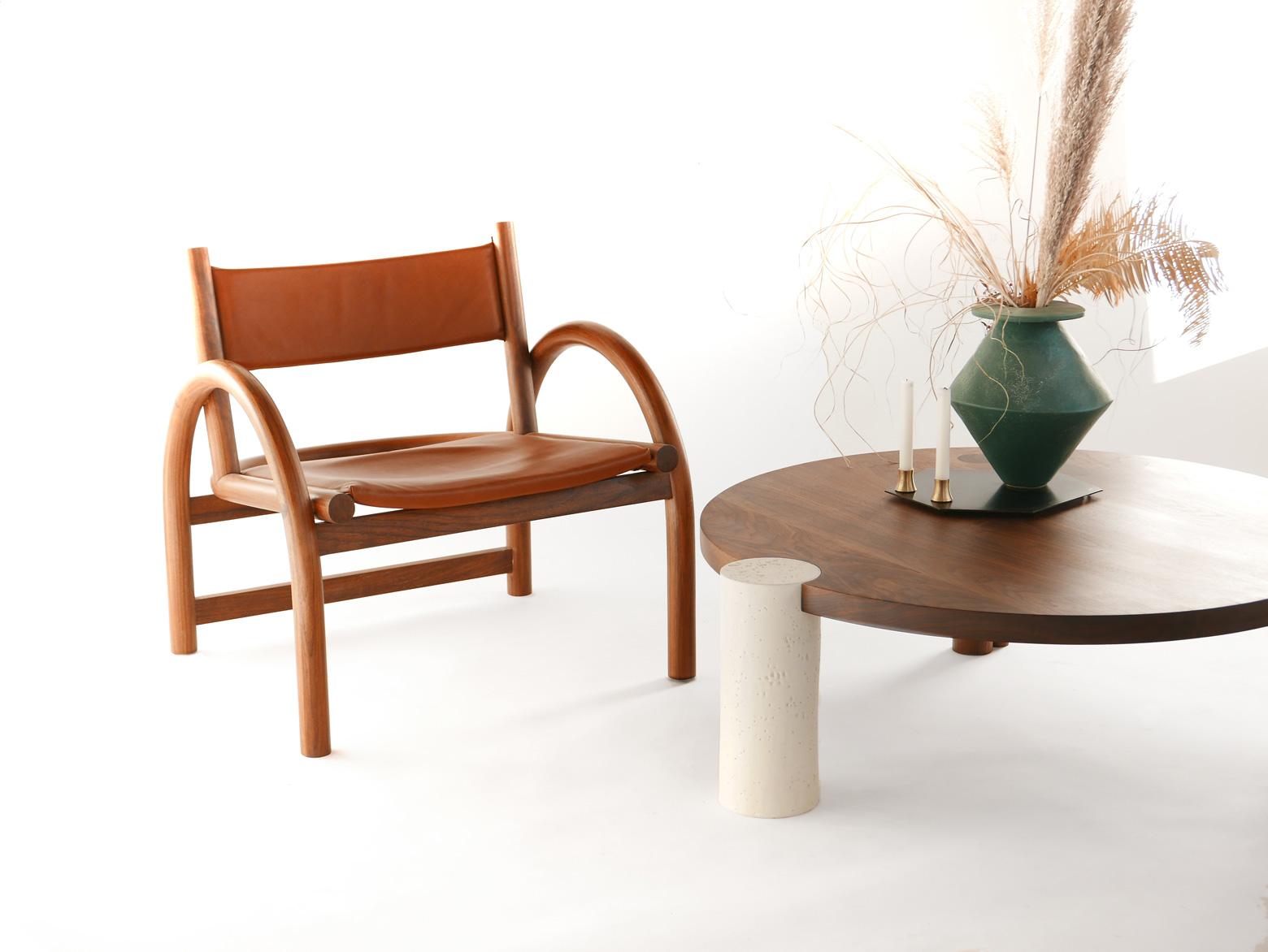 XXIe siècle et contemporain Table basse de 122 cm en noyer noir avec pieds en céramique par Hinterland Design en vente