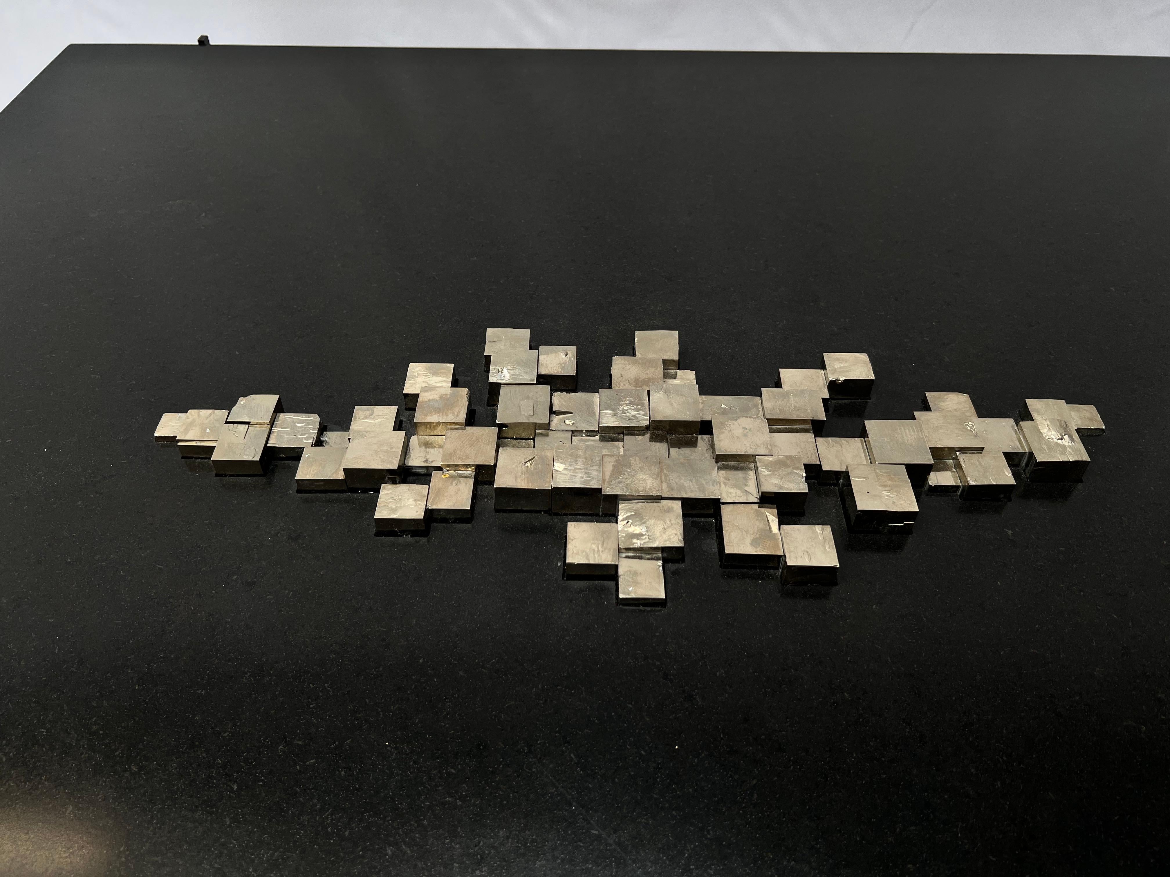 Français Table basse en granit noir du Zimbabwe et cubes de pyrite espagnole en vente