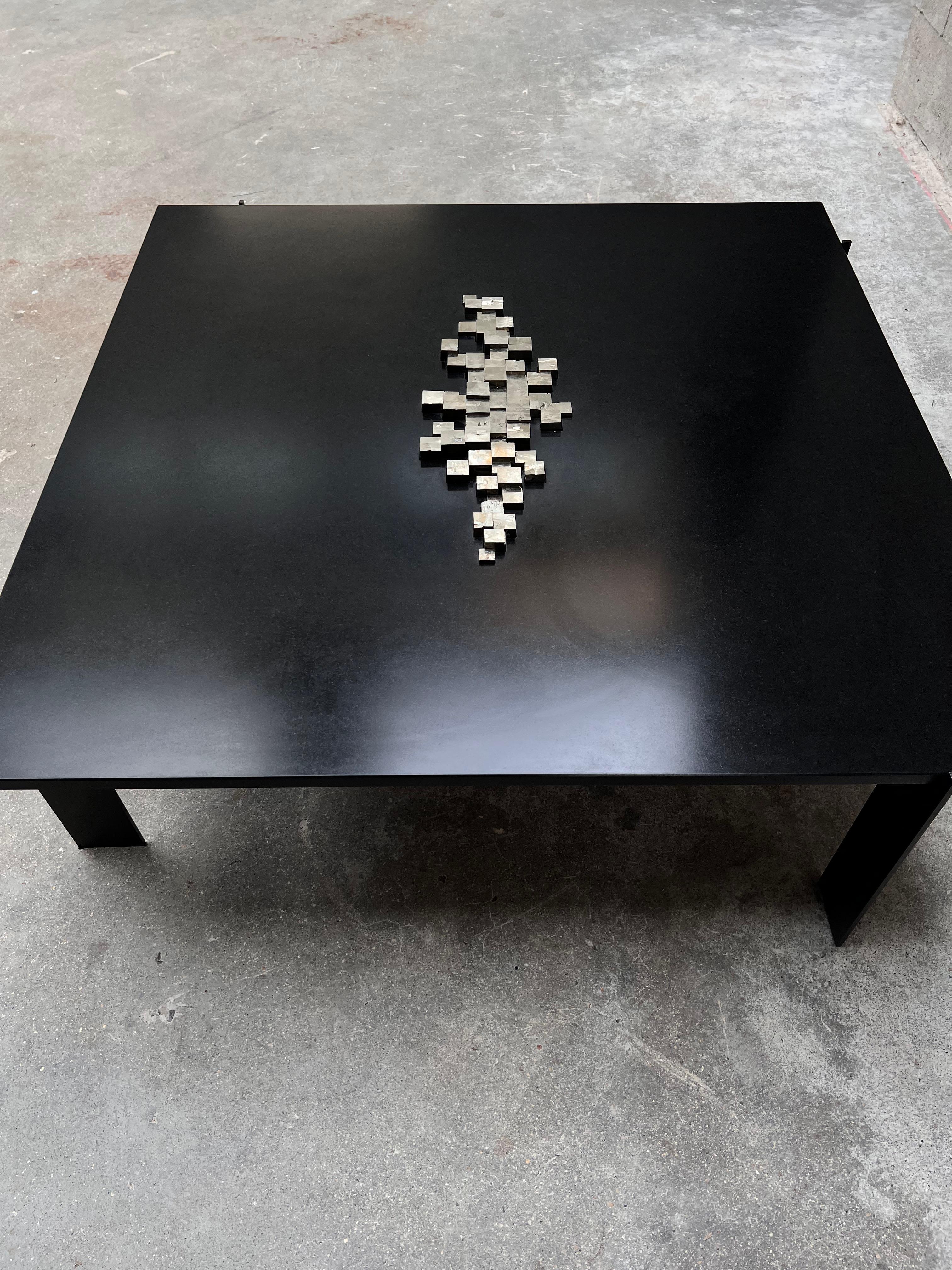 Table basse en granit noir du Zimbabwe et cubes de pyrite espagnole Neuf - En vente à CHOISY-LE-ROI, FR