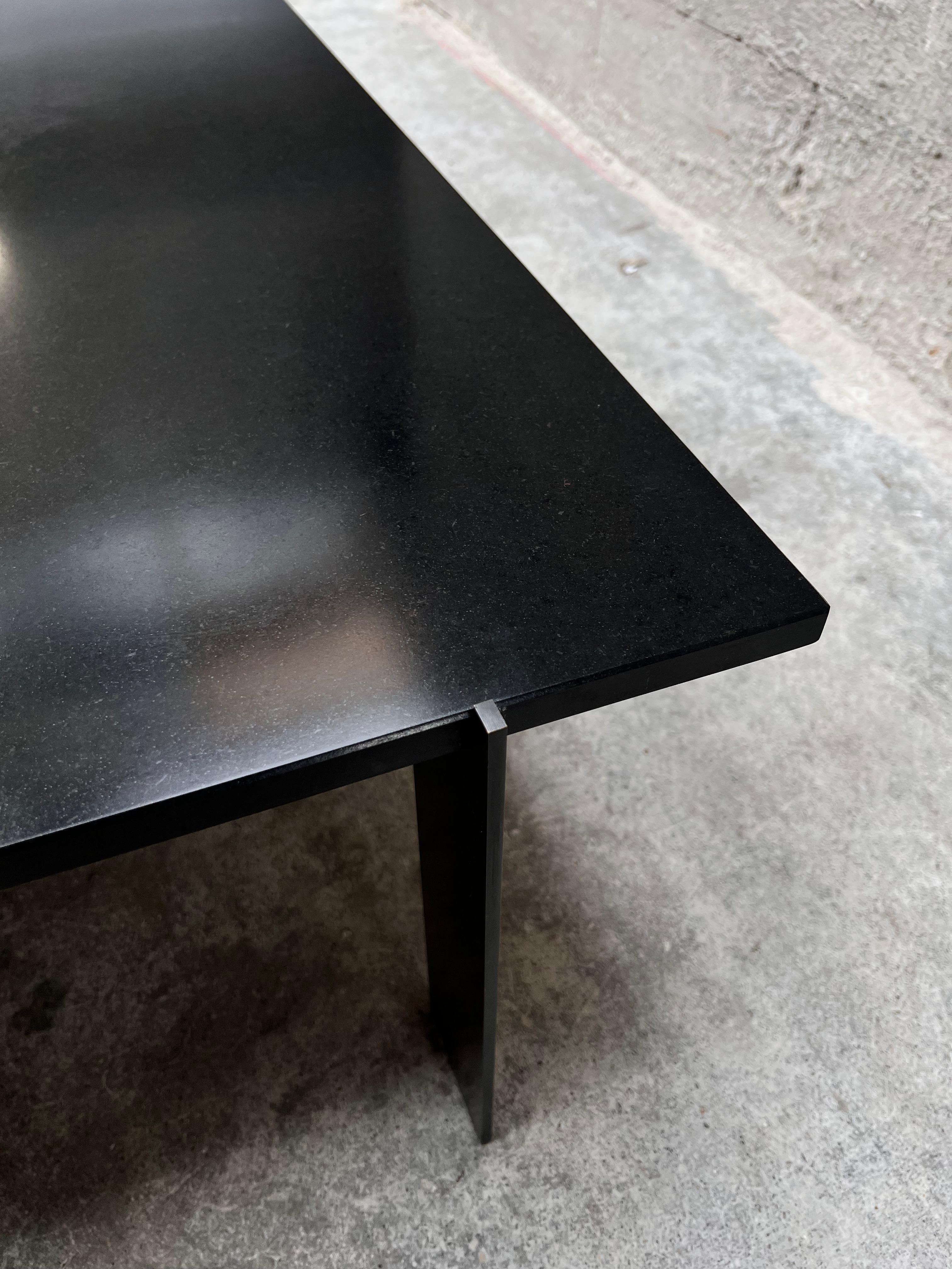 XXIe siècle et contemporain Table basse en granit noir du Zimbabwe et cubes de pyrite espagnole en vente