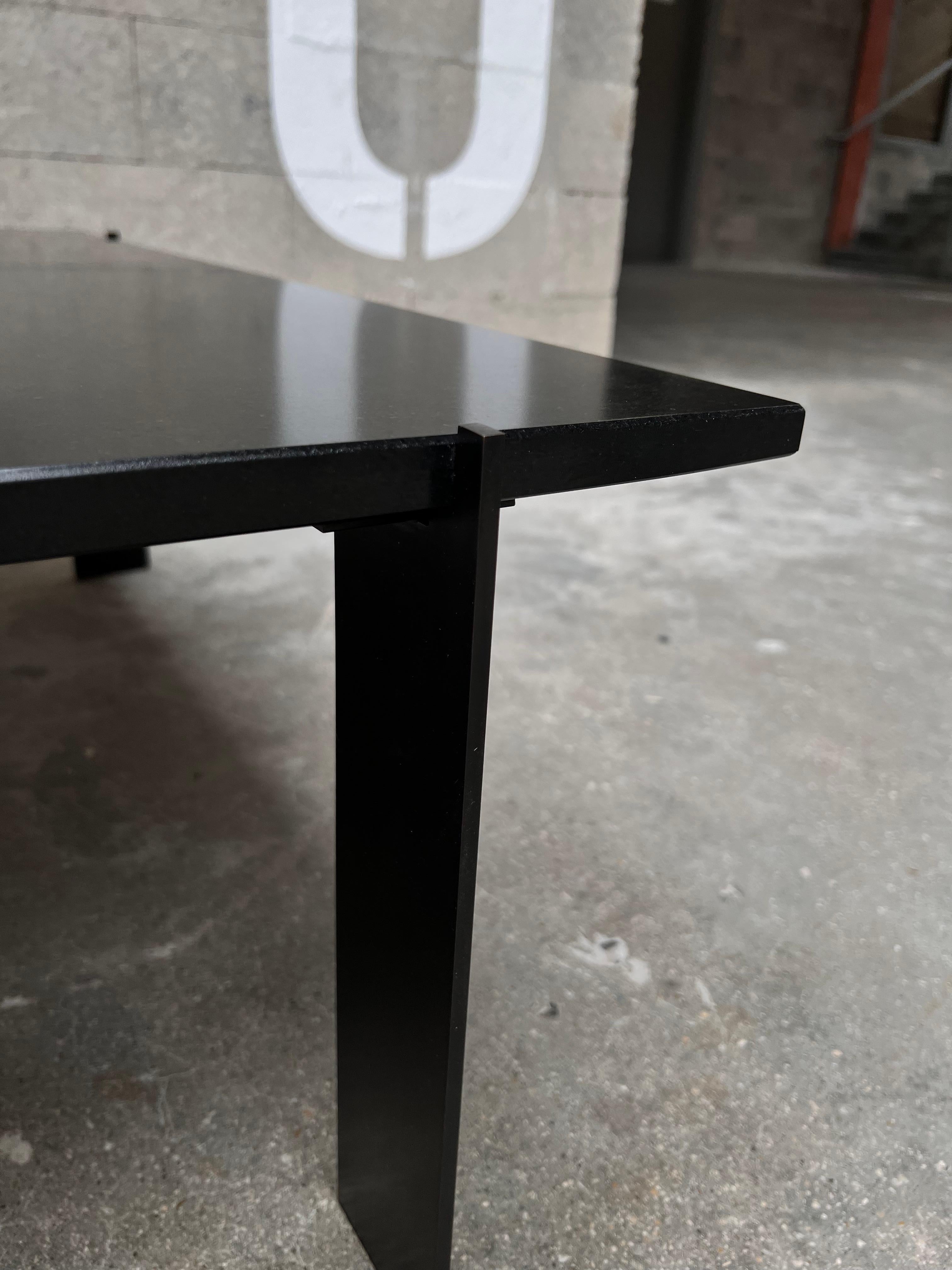 Laiton Table basse en granit noir du Zimbabwe et cubes de pyrite espagnole en vente