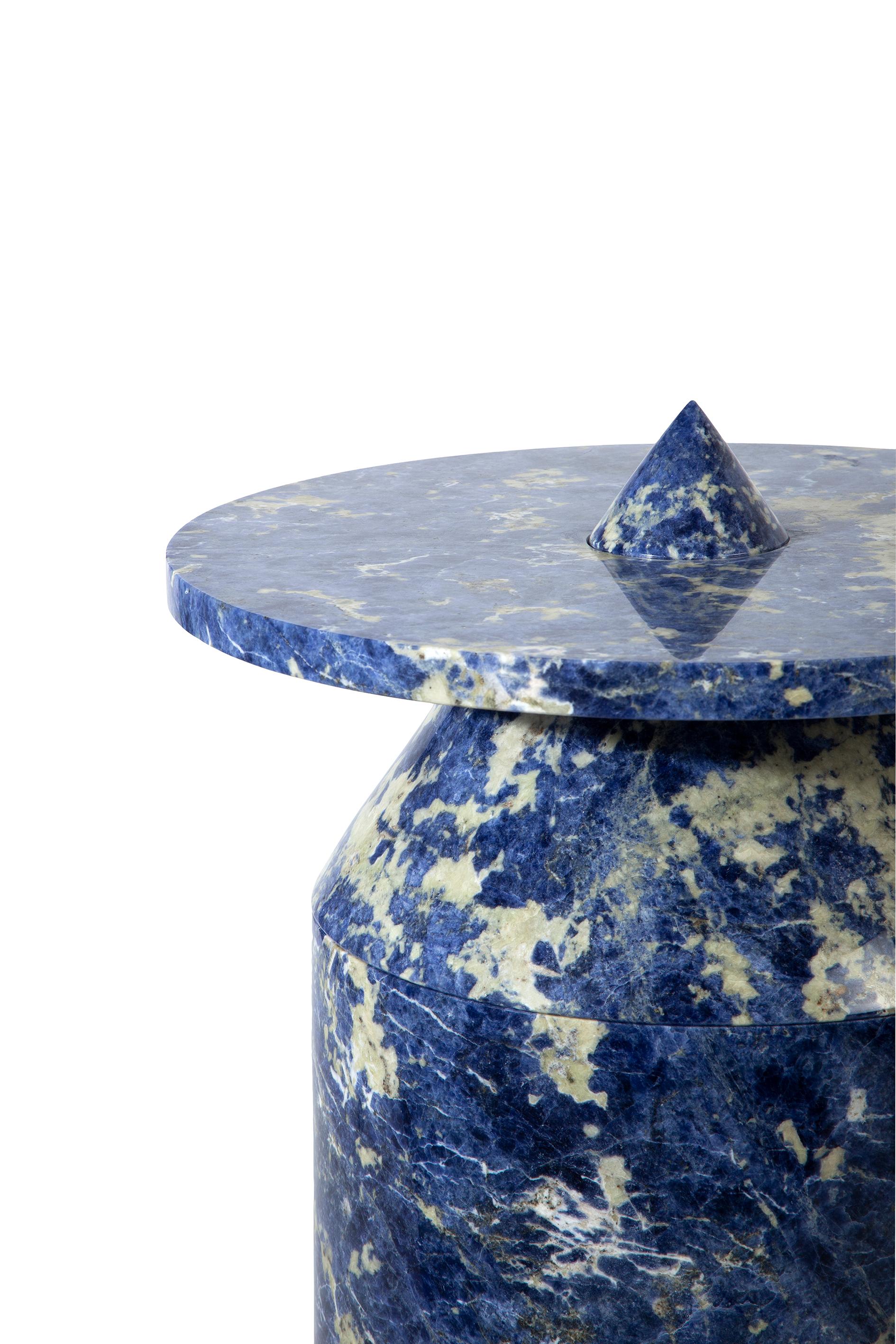 Italiano Nuovo tavolino moderno in marmo Blu Sodalite, creatore Karen Chekerdjian in vendita