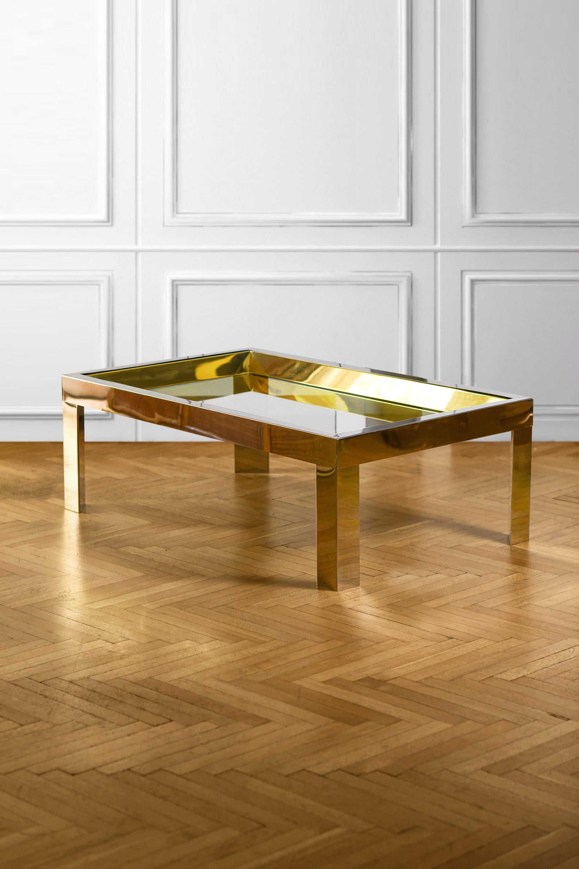 Coffee table in brass and chromed metal with glass top, Italy 1970
Product details
Dimensions: 120 W x 41 H x 75 D
Italian production from the 70s.