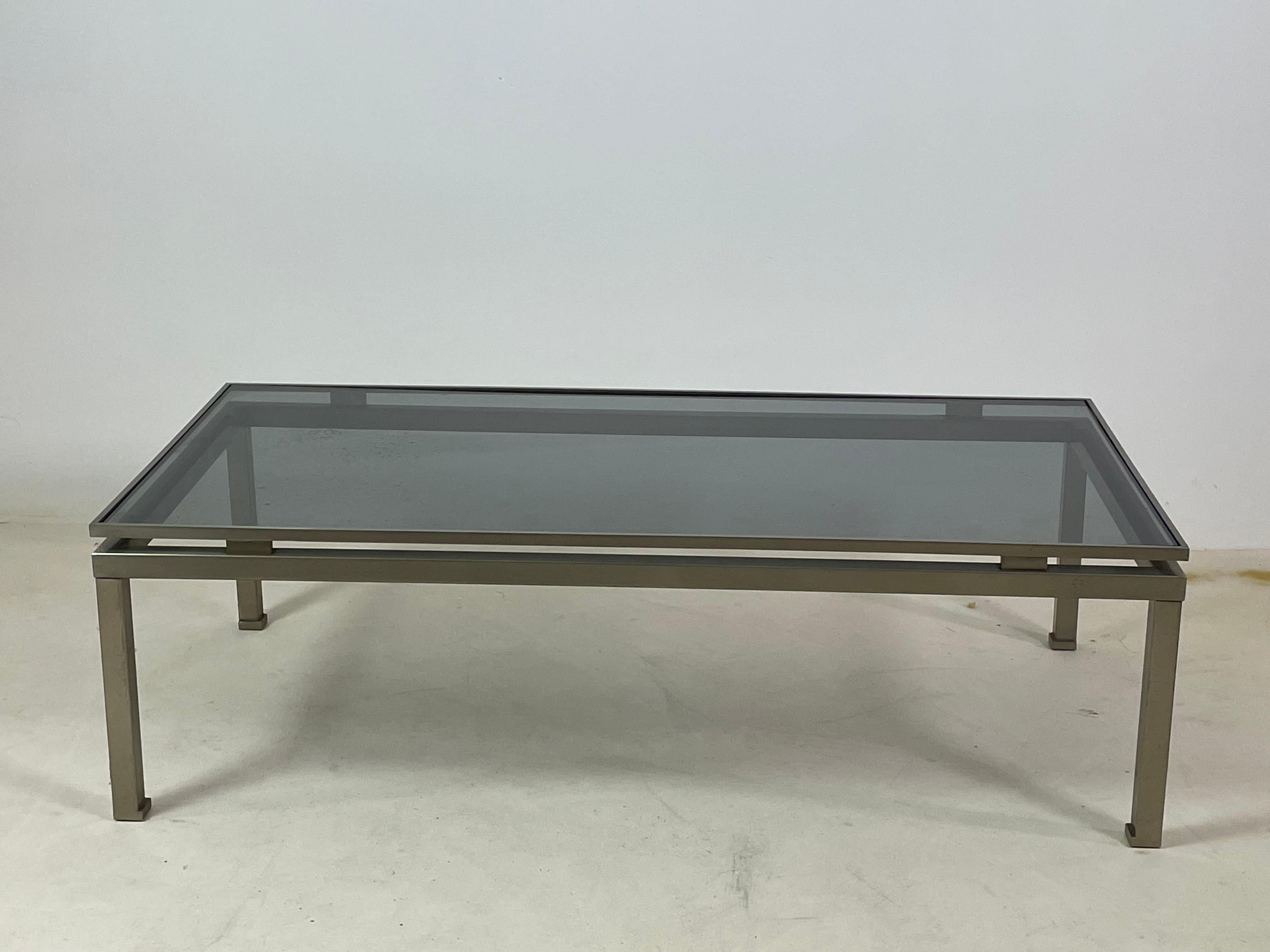 Français Table basse en laiton et plateau en verre fumé par Guy Lefevre, 1970 en vente