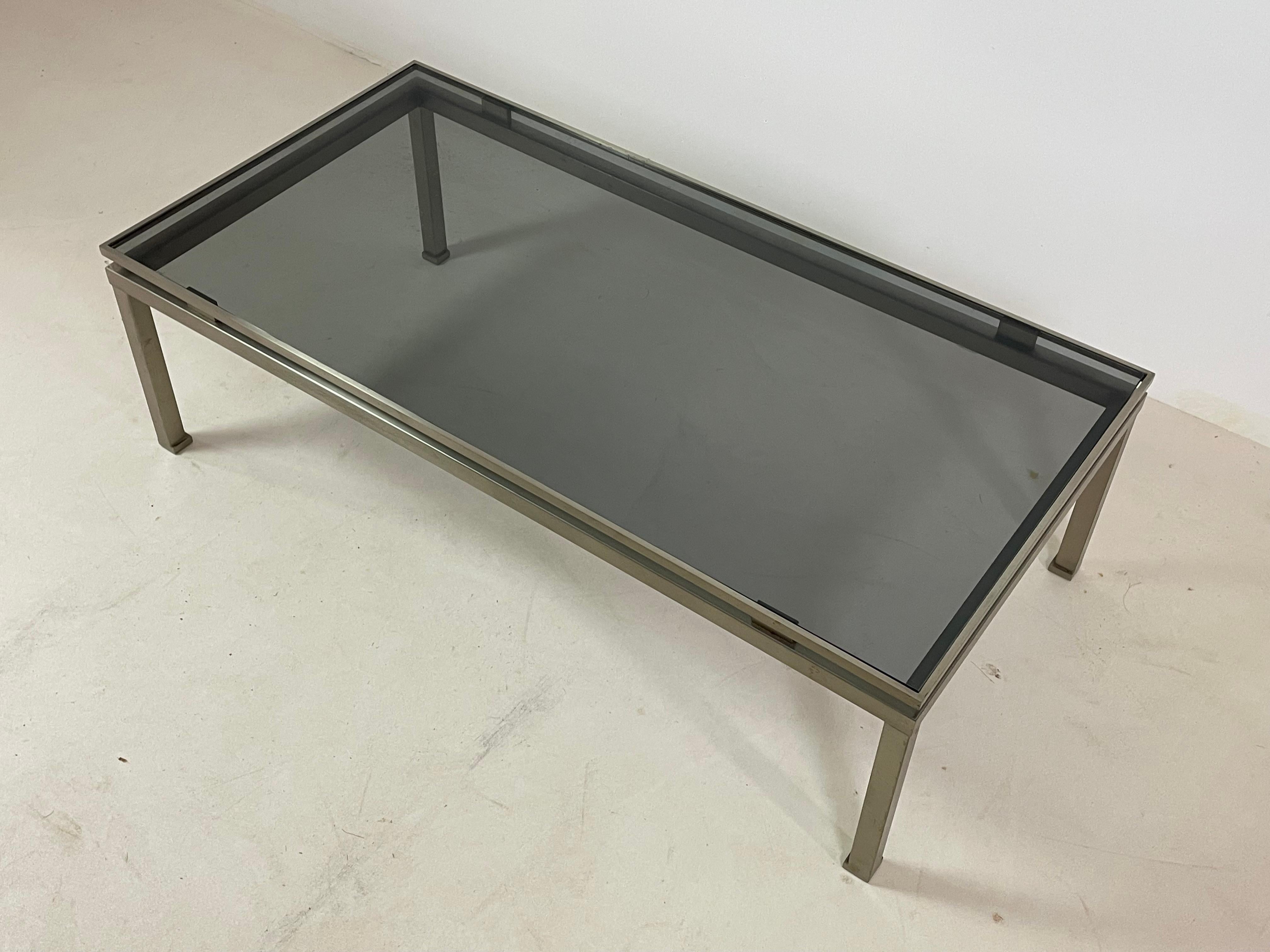 Table basse en laiton et plateau en verre fumé par Guy Lefevre, 1970 Bon état - En vente à GRENOBLE, FR