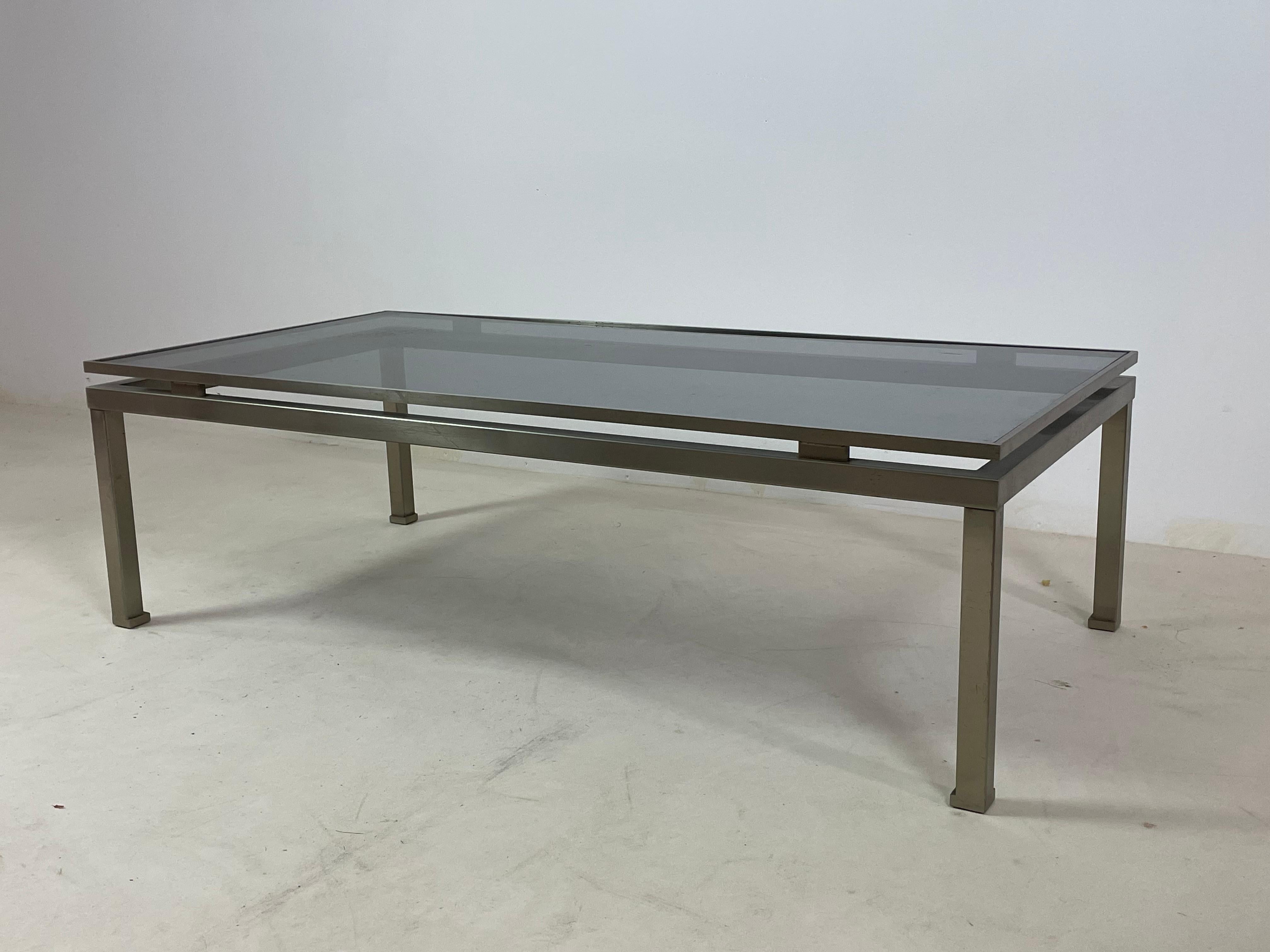 20ième siècle Table basse en laiton et plateau en verre fumé par Guy Lefevre, 1970 en vente