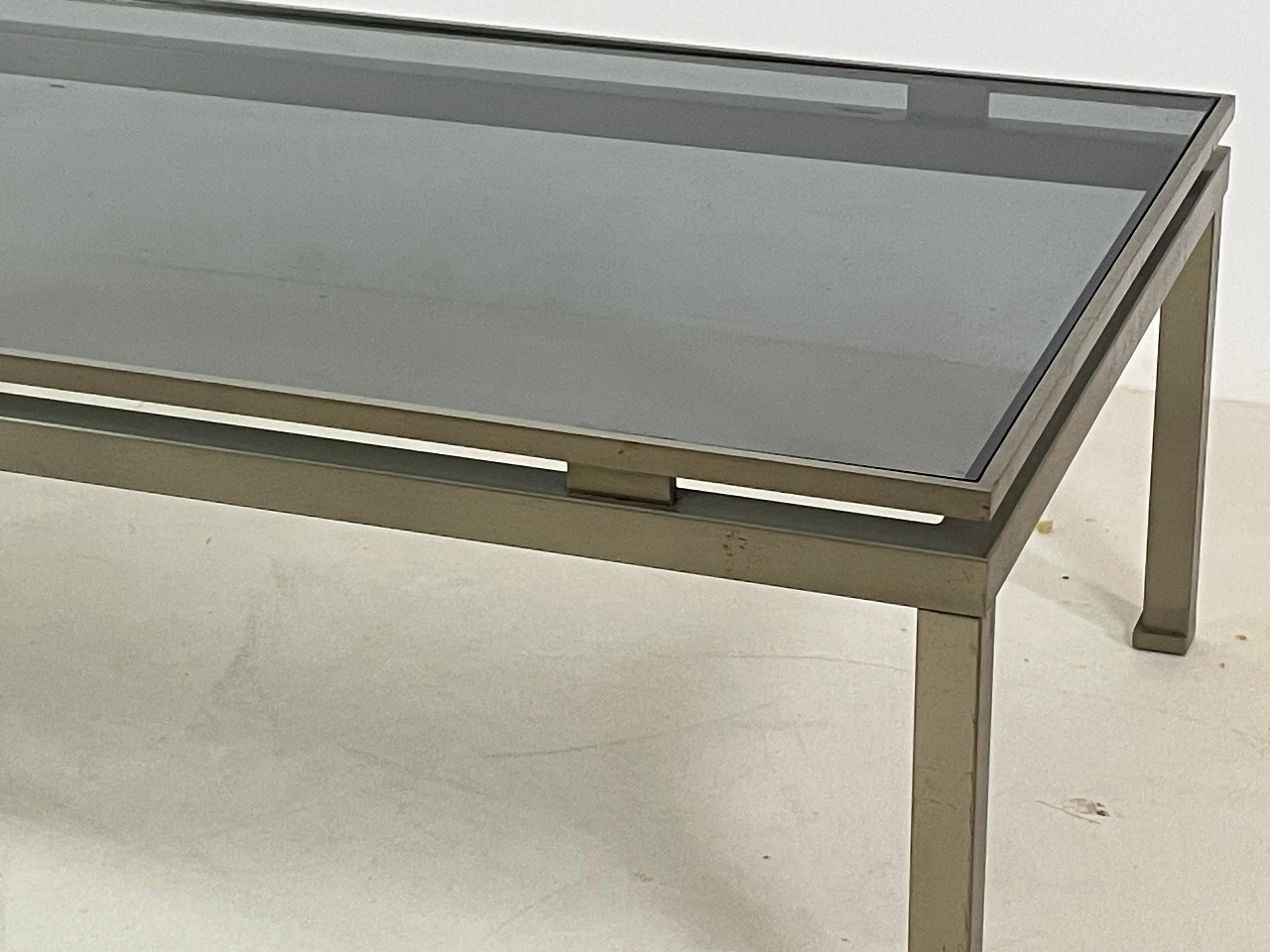 Table basse en laiton et plateau en verre fumé par Guy Lefevre, 1970 en vente 1