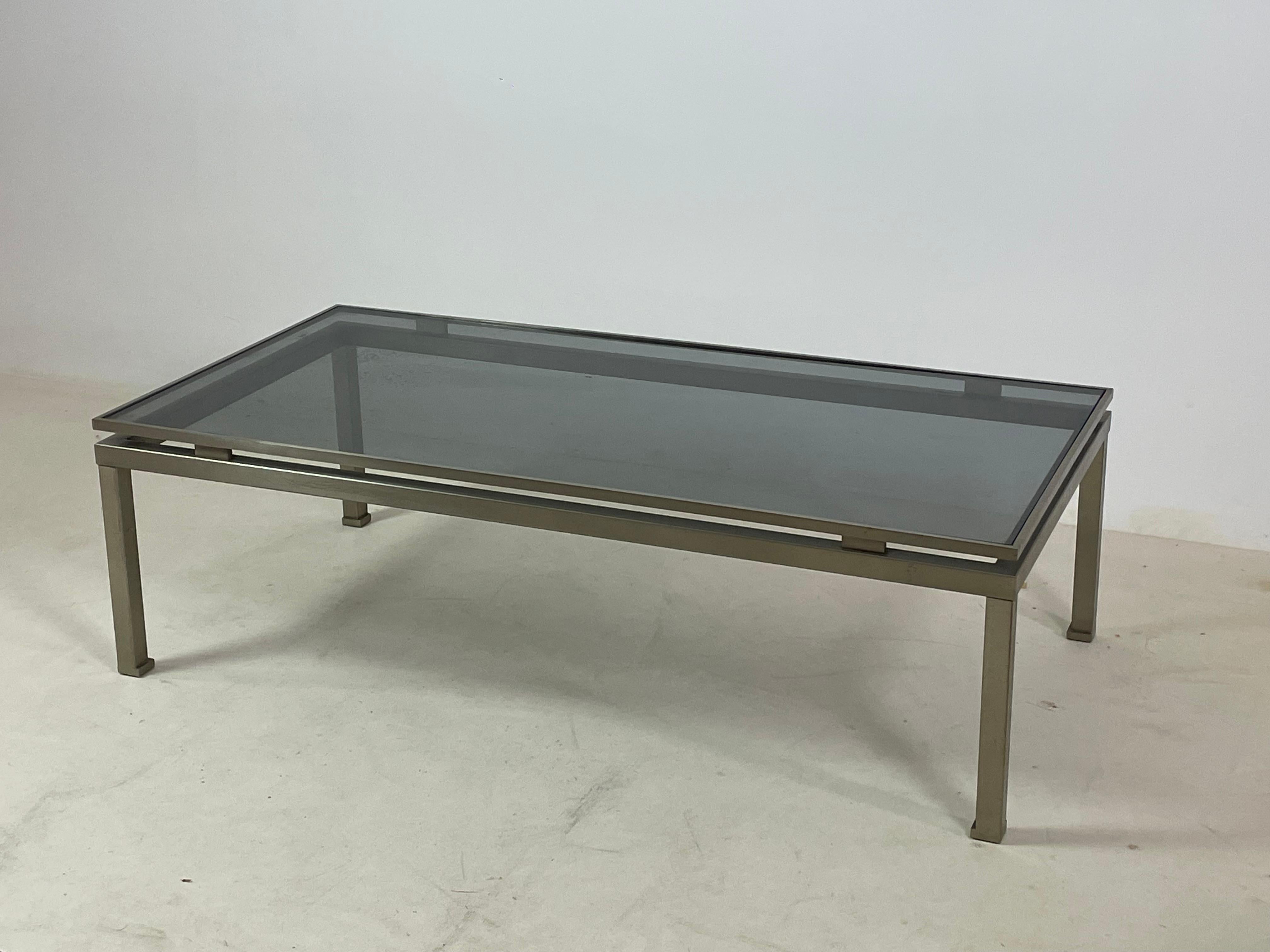 Table basse en laiton et plateau en verre fumé par Guy Lefevre, 1970 en vente 2
