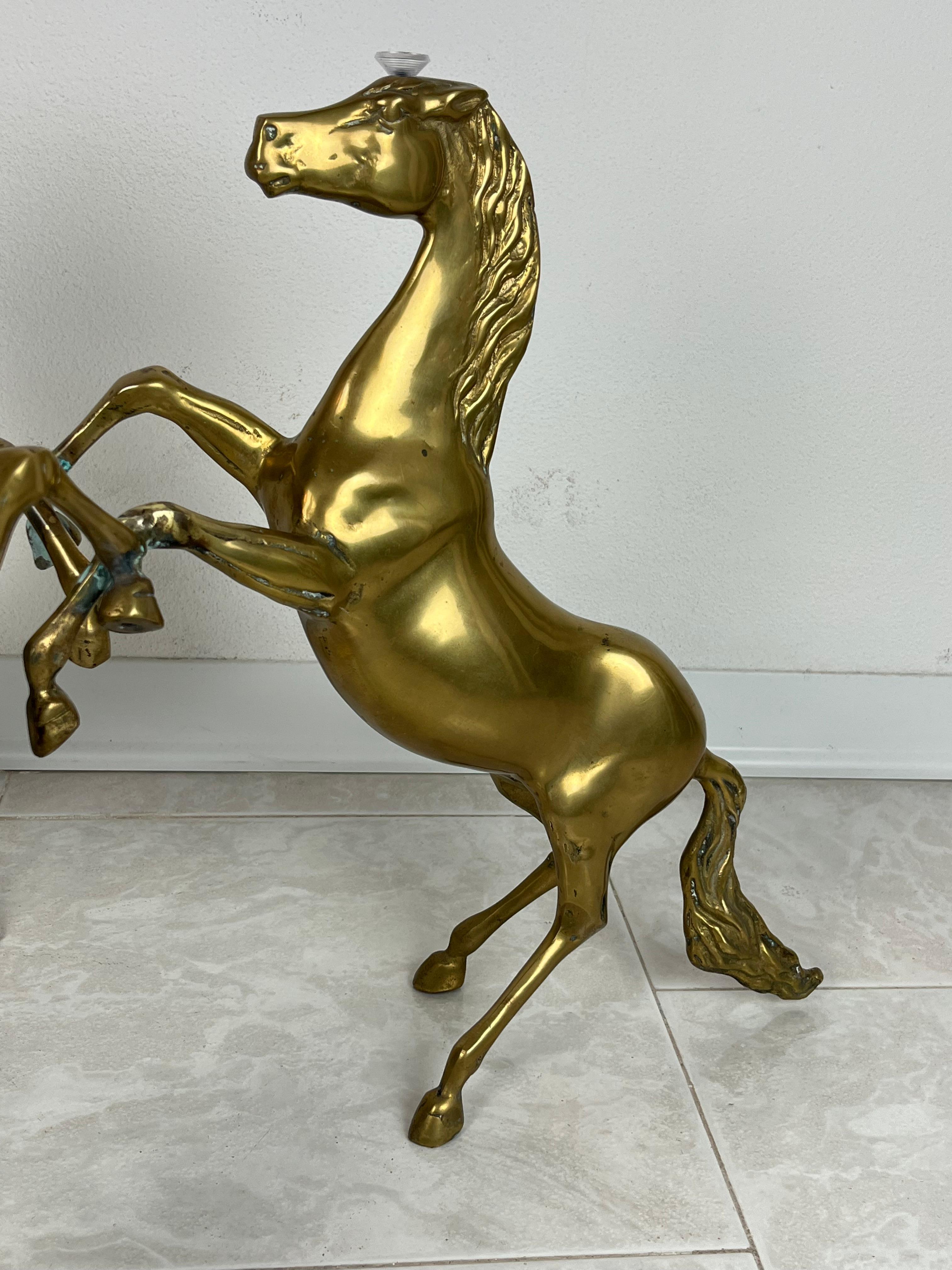 Table basse italienne du milieu du siècle dernier en laiton et plateau en verre fumé des années 1960 en vente 1