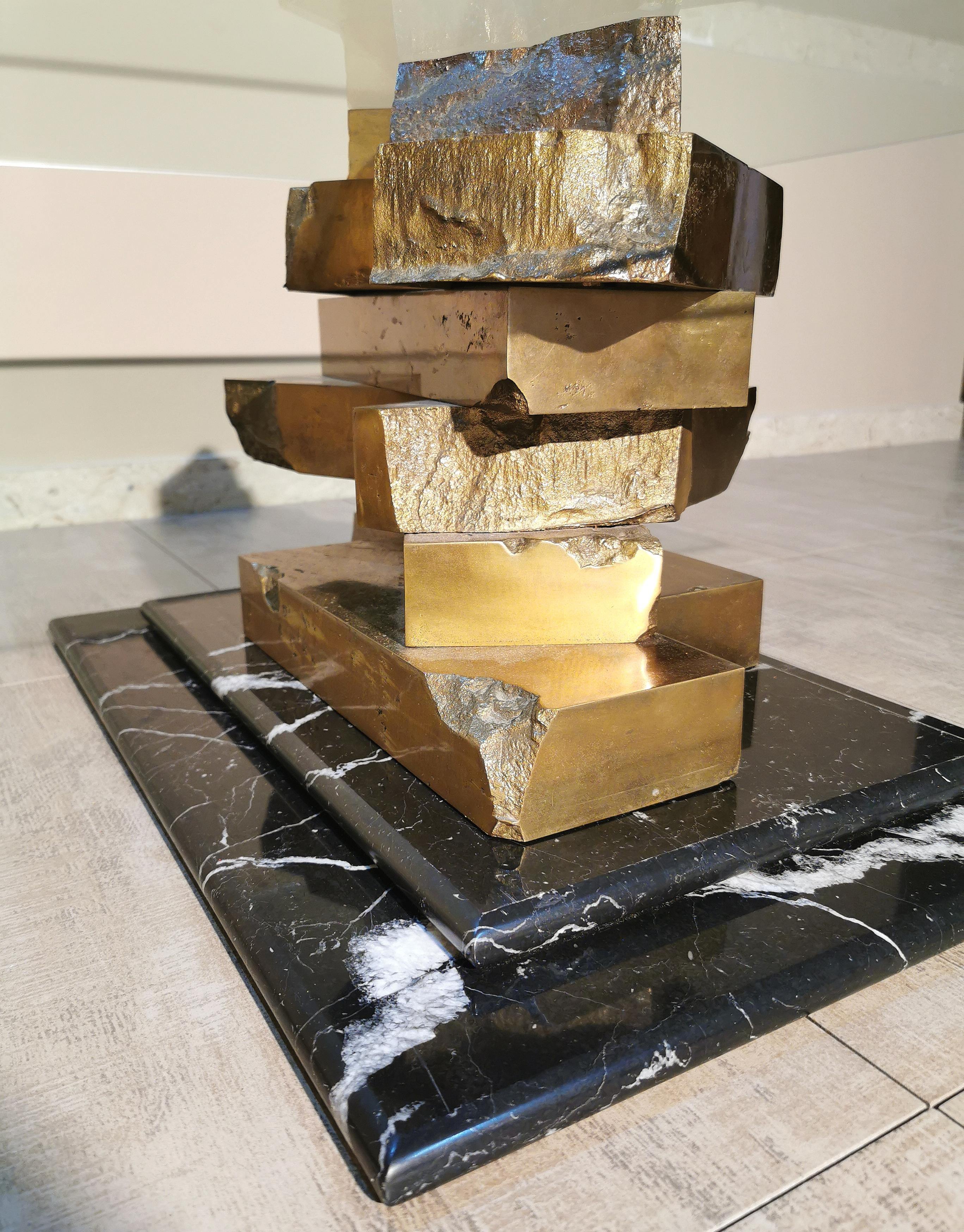 Beautiful and rare sculptural coffee table for living room and of considerable size, by an unknown designer. The coffee table has two rectangular bases of Marquinia marble with a second marble slab superimposed. On them rest two sculptures in solid