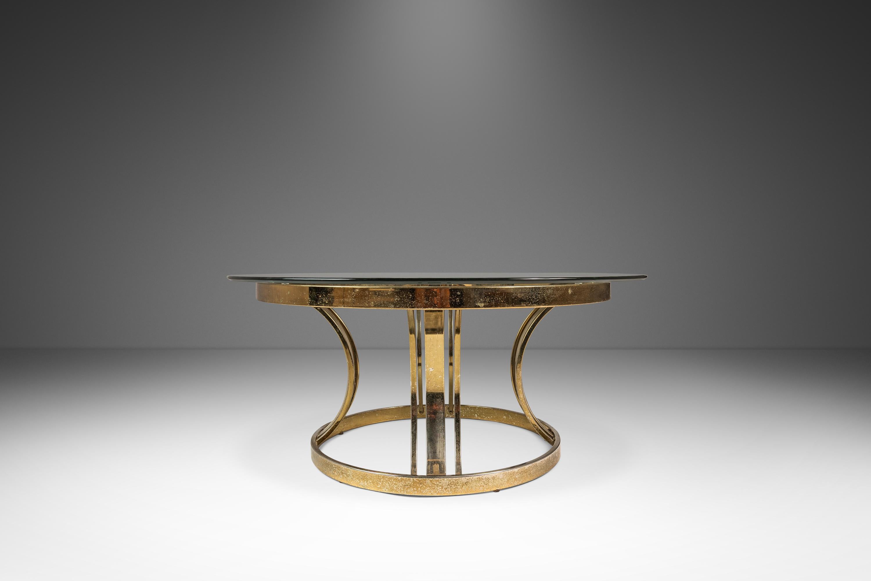 Mid-Century Modern Table basse en laiton avec plateau en verre à la manière de Milo Baughman, USA, c.C. en vente