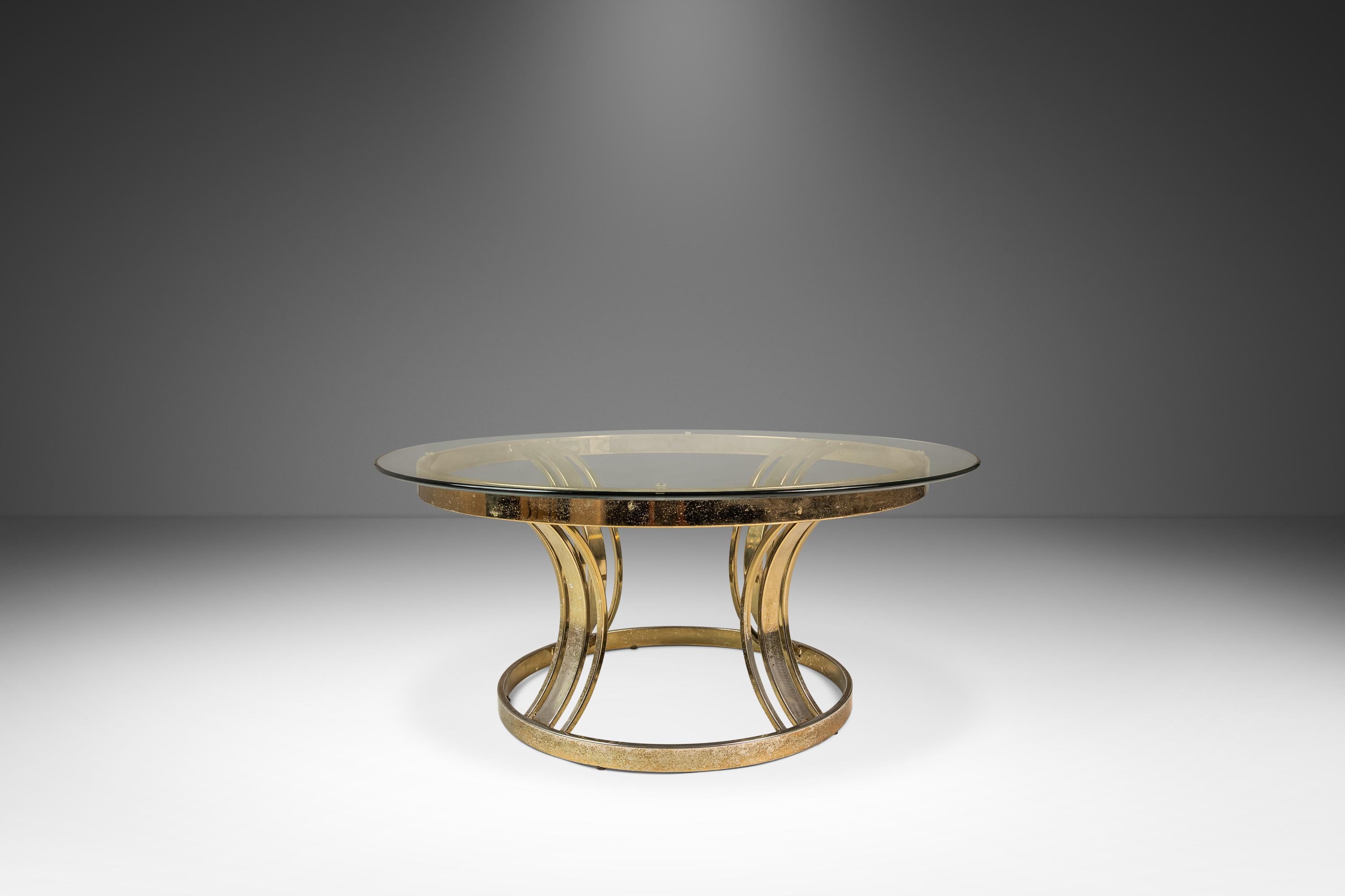 Américain Table basse en laiton avec plateau en verre à la manière de Milo Baughman, USA, c.C. en vente