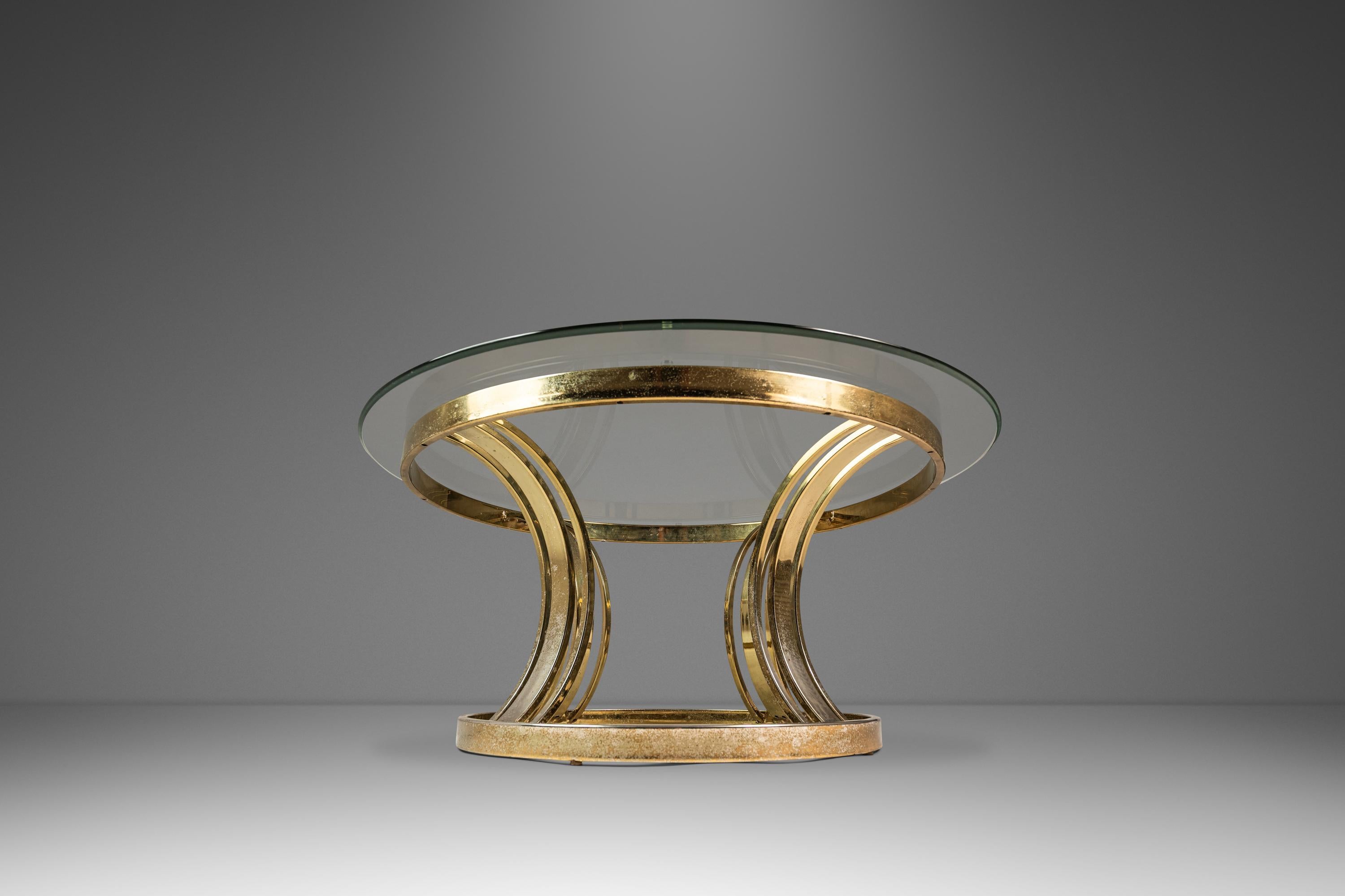 Table basse en laiton avec plateau en verre à la manière de Milo Baughman, USA, c.C. Bon état - En vente à Deland, FL