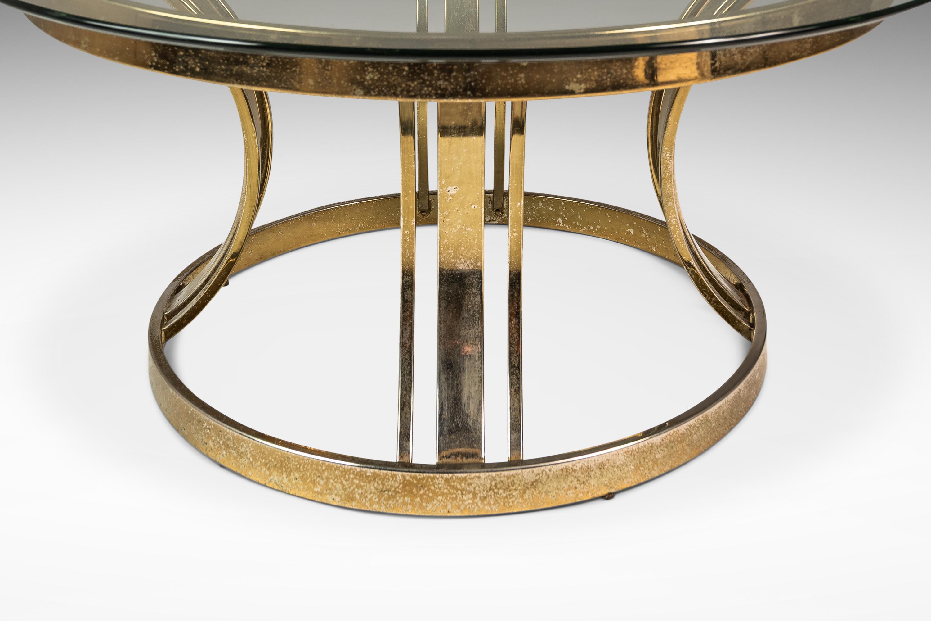 Laiton Table basse en laiton avec plateau en verre à la manière de Milo Baughman, USA, c.C. en vente