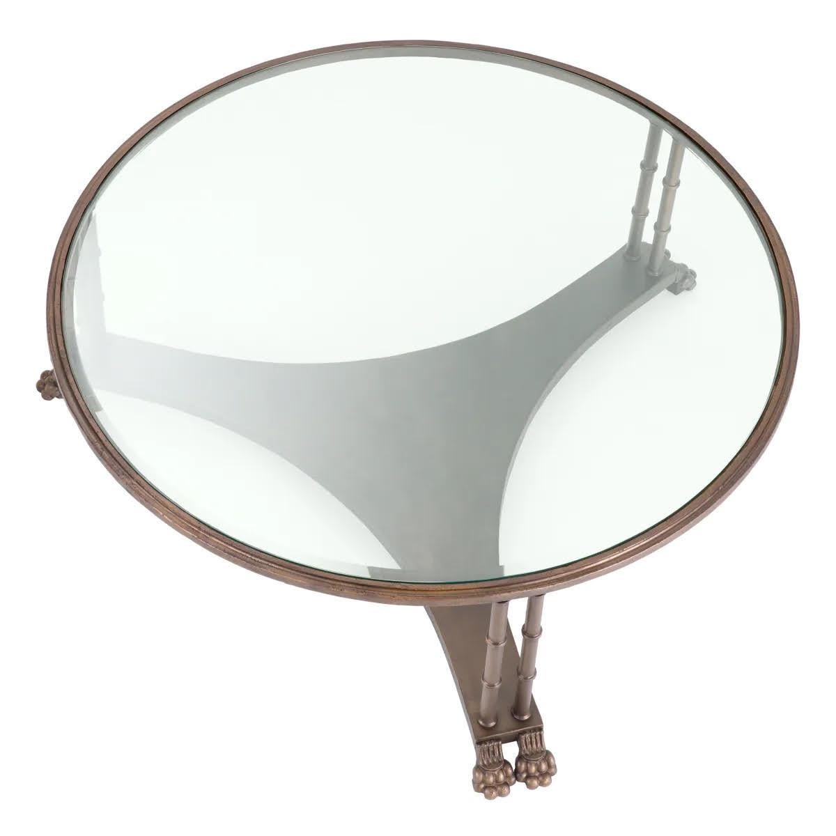 Table basse en bronze et verre biseauté, œuvre contemporaine.

Table basse tripode en bronze et plateau en verre biseauté, œuvre contemporaine.
Ø 96  H. 36,5 cm