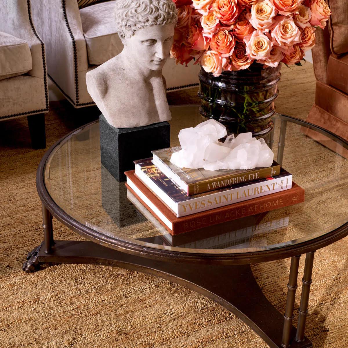 Biseauté Table basse en bronze et verre biseauté, œuvre contemporaine. en vente