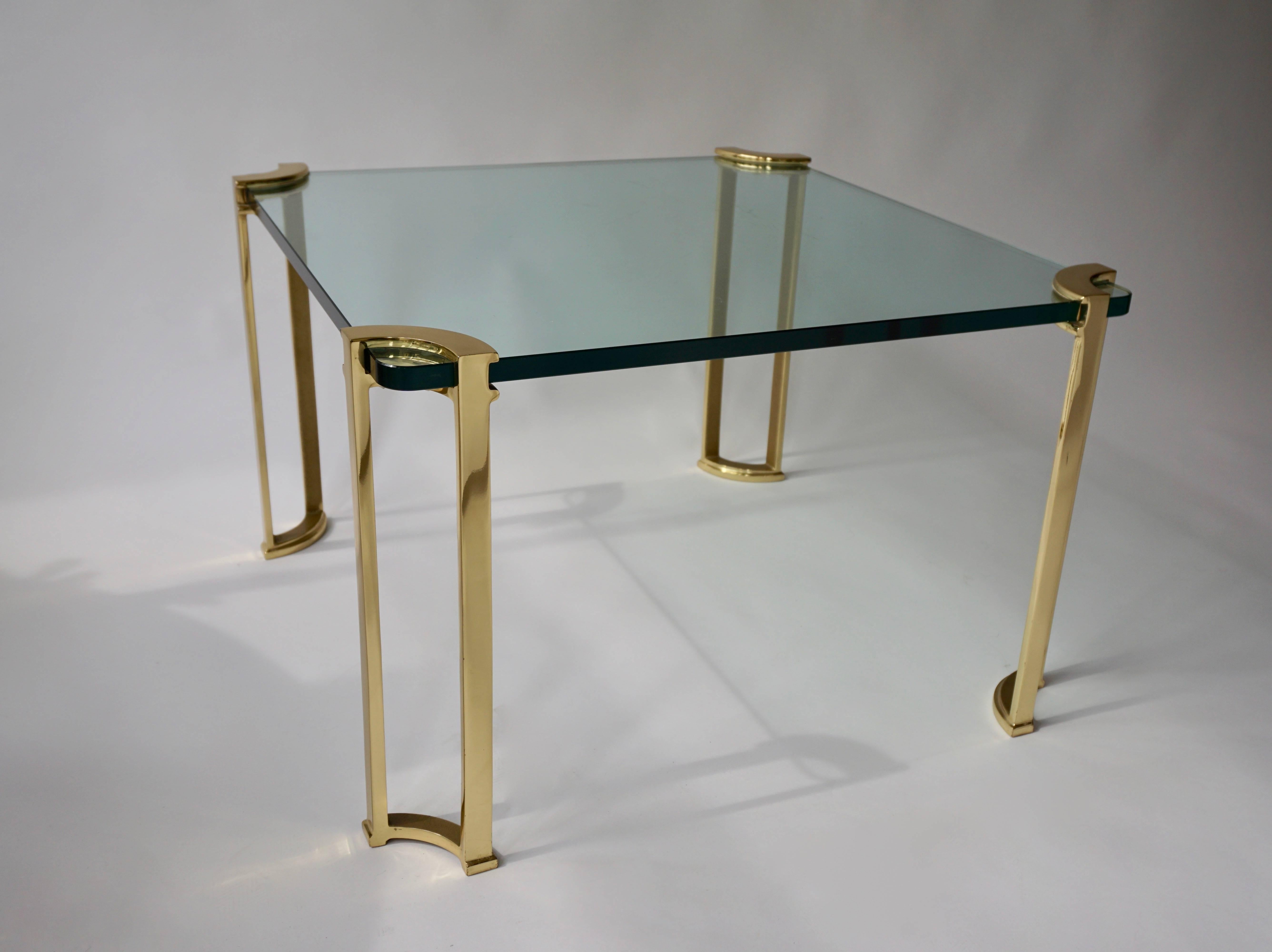 Bronze and glass coffee table.
Measures: Height 47 cm.
width 73 cm, depth 73 cm.