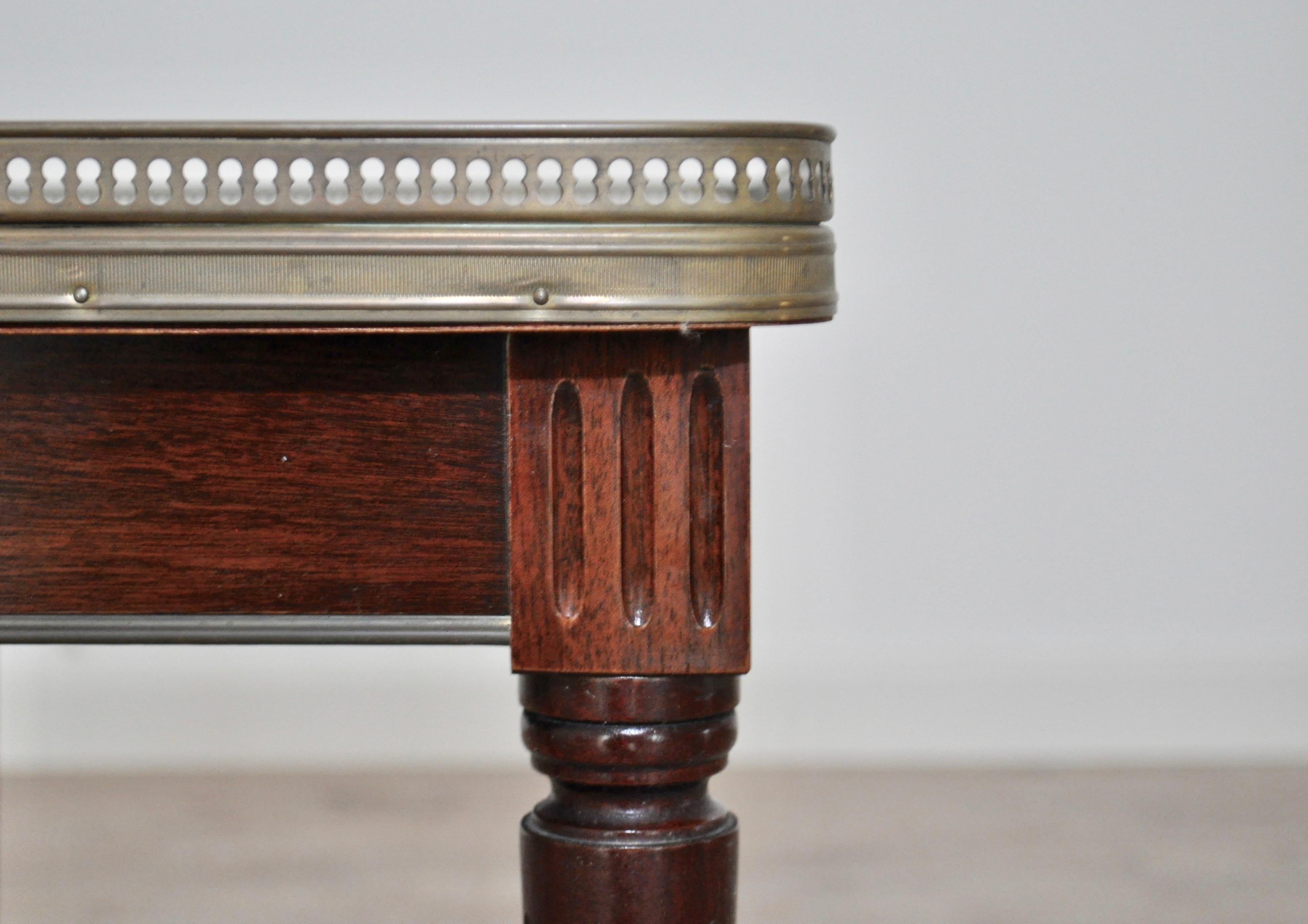 Italian Coffee Table in Carrara Marble, Brass Part, Mahogany Wood, Italy, 1900s For Sale