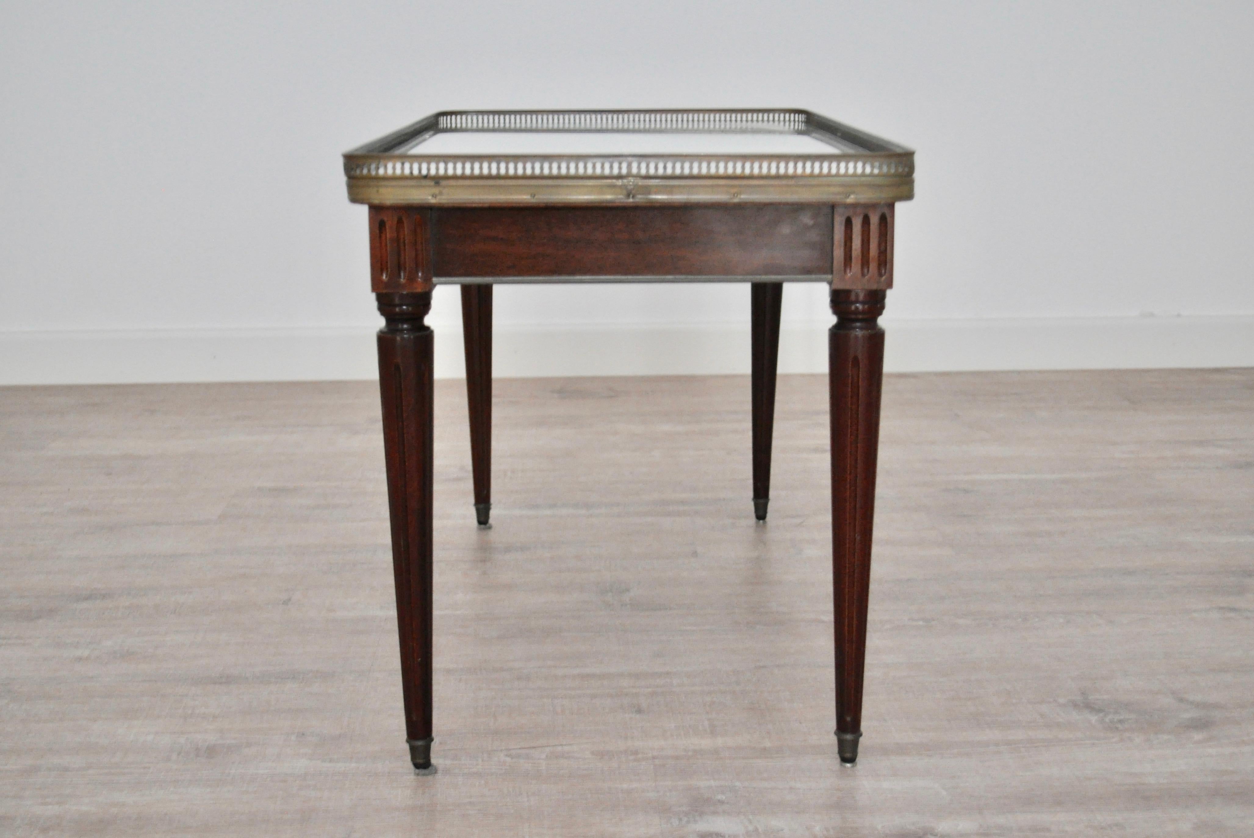 Hand-Carved Coffee Table in Carrara Marble, Brass Part, Mahogany Wood, Italy, 1900s For Sale