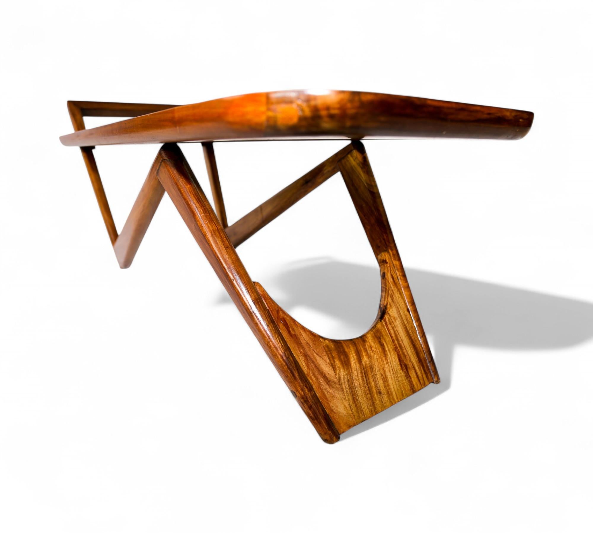 **Disponibile ora: Spettacolare tavolino da caffè di Pierre Weckxx**

Questo splendido tavolino da caffè, realizzato negli anni '50 in legno e vetro di Caviuna, è davvero un pezzo unico!

Il legno è stato meticolosamente rifinito ed è in ottime