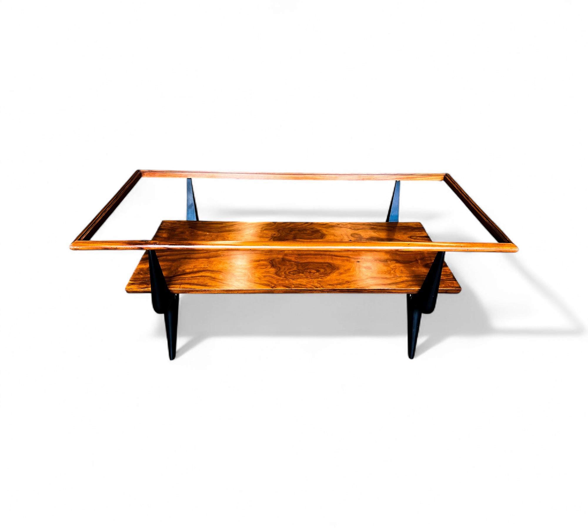 Brésilien Table basse en bois de caviuna et verre opaque, Fratte, années 1950 - Lot 838 en vente