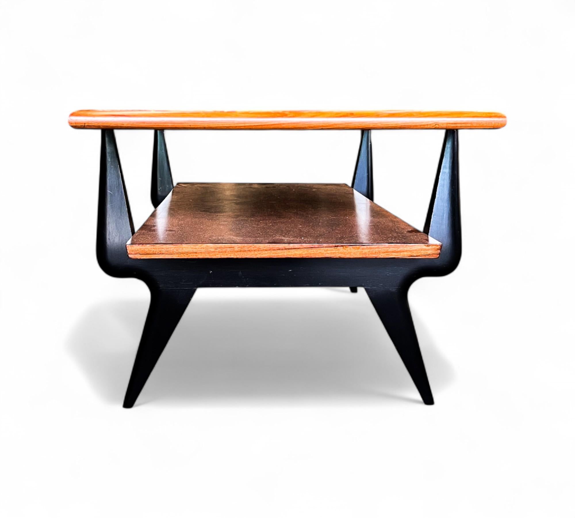 Travail du bois Table basse en bois de caviuna et verre opaque, Fratte, années 1950 - Lot 838 en vente