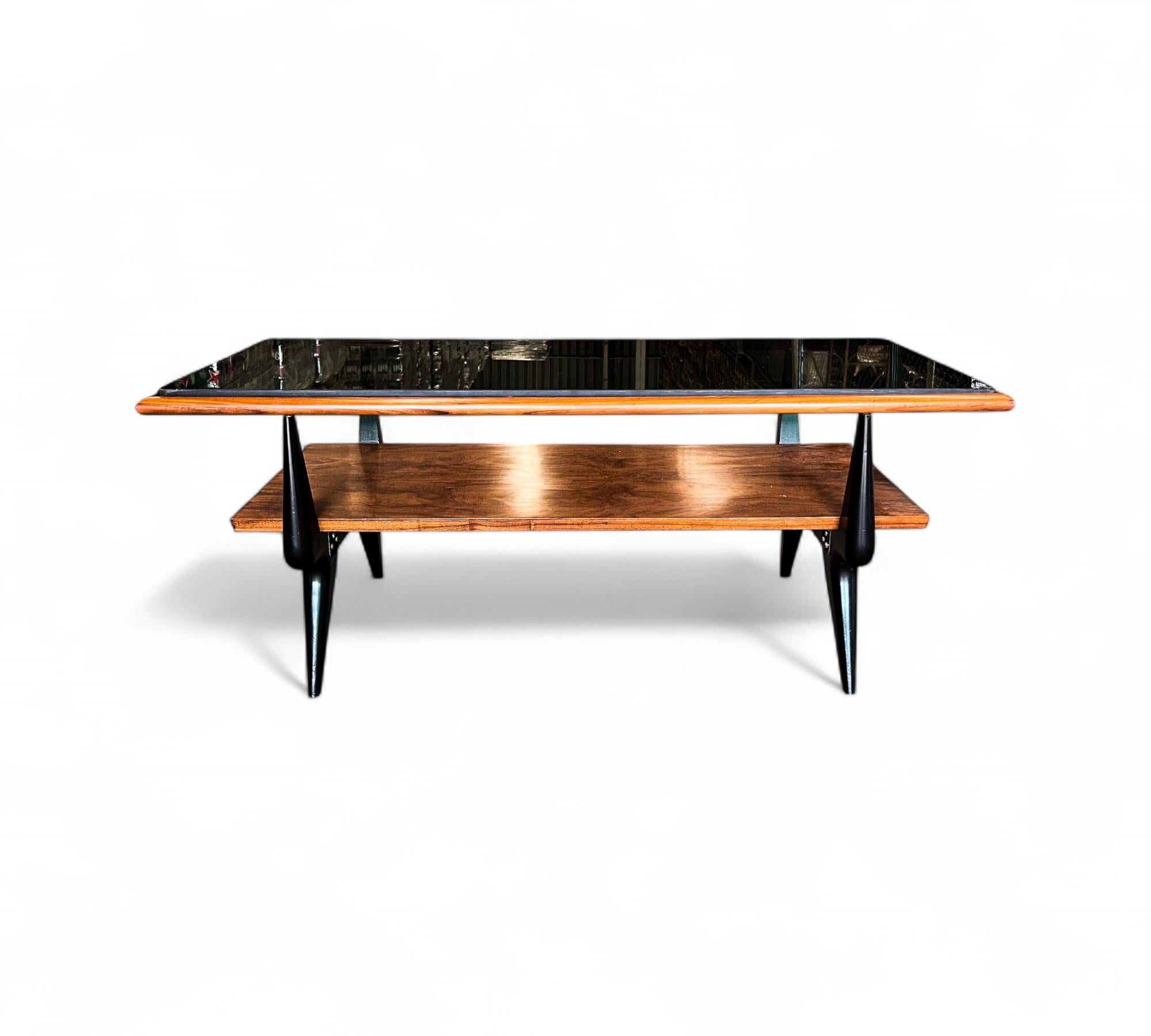 20ième siècle Table basse en bois de caviuna et verre opaque, Fratte, années 1950 - Lot 838 en vente