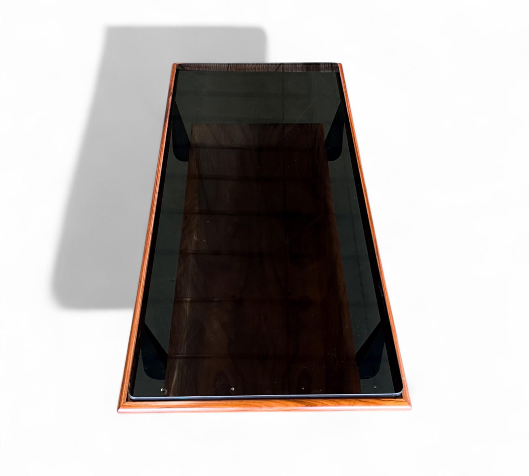 Verre Table basse en bois de caviuna et verre opaque, Fratte, années 1950 - Lot 838 en vente