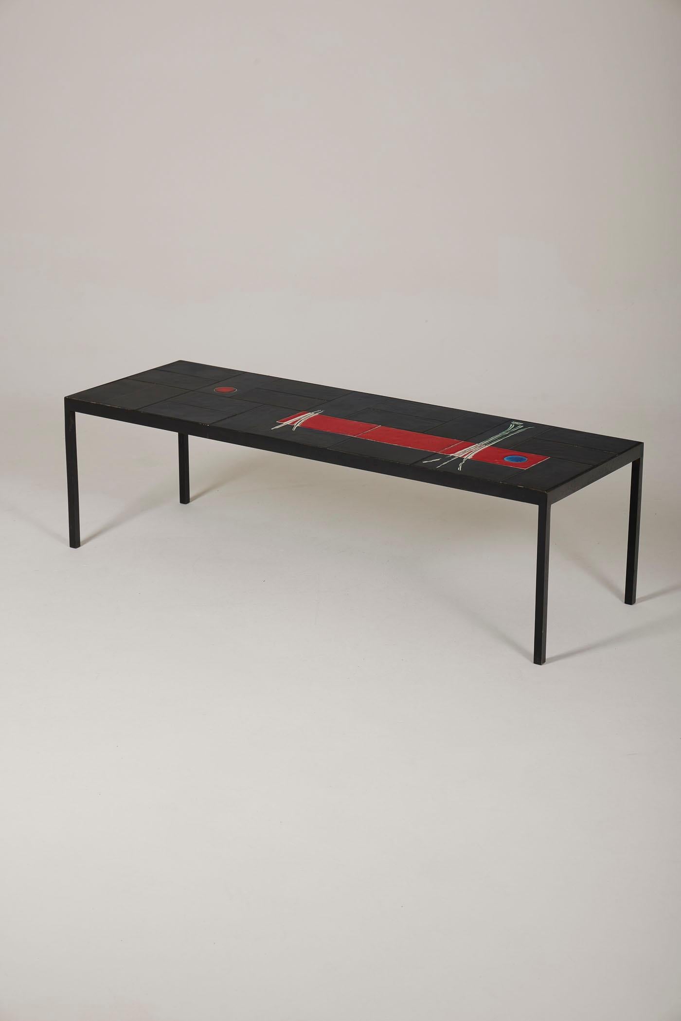 Low ceramic table from Belgium dating back to the 1960s. The base is made of black lacquered metal. The tabletop is adorned with glazed ceramic featuring an abstract design on a black background. Signed Moises. In perfect condition.
DV437