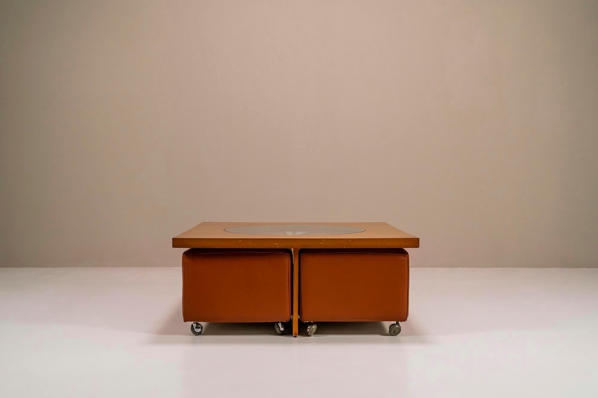 Table basse en cerisier avec quatre poufs en faux mobile, Italie, années 1970 Bon état - En vente à Hellouw, NL