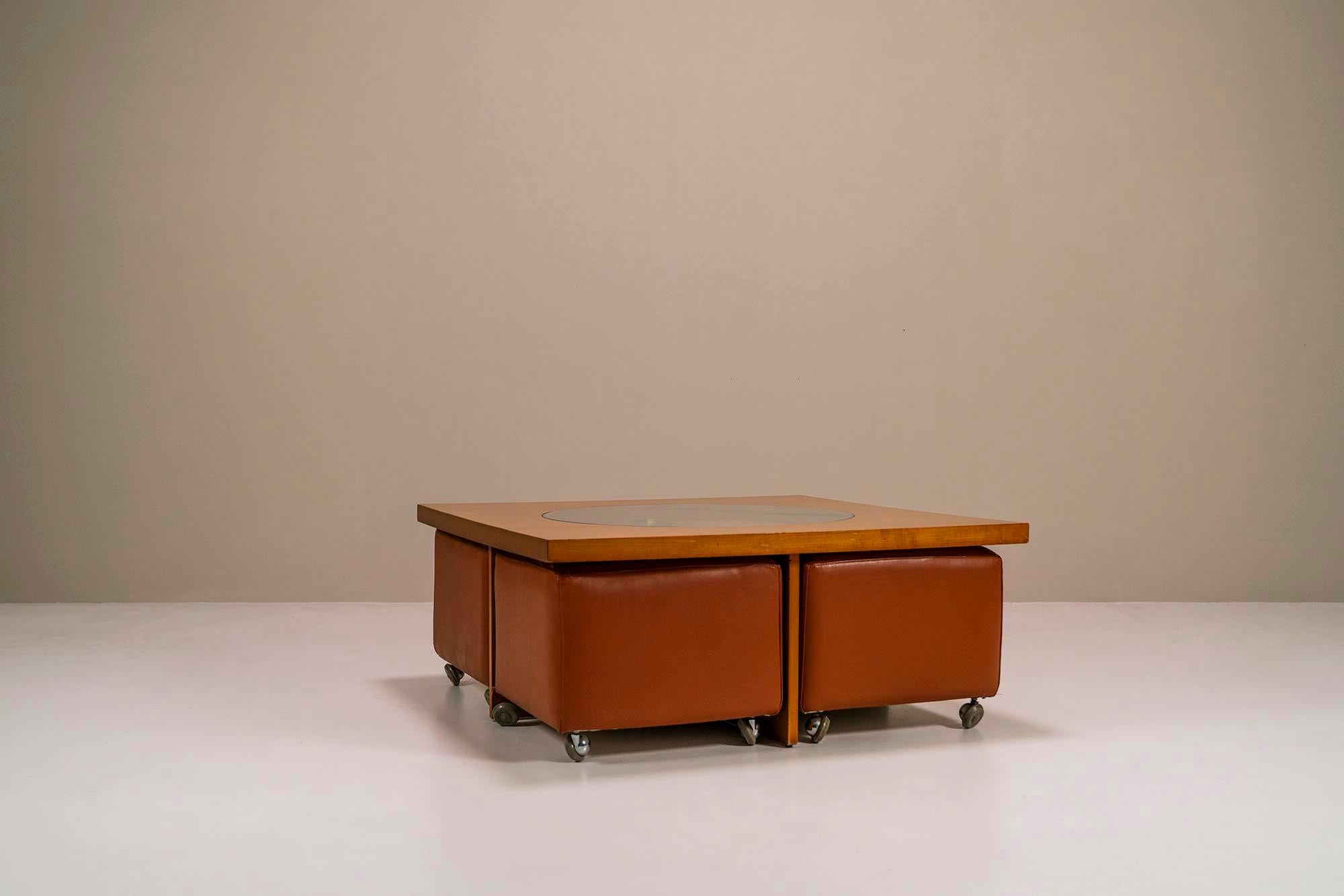 Fin du 20e siècle Table basse en cerisier avec quatre poufs en faux mobile, Italie, années 1970 en vente