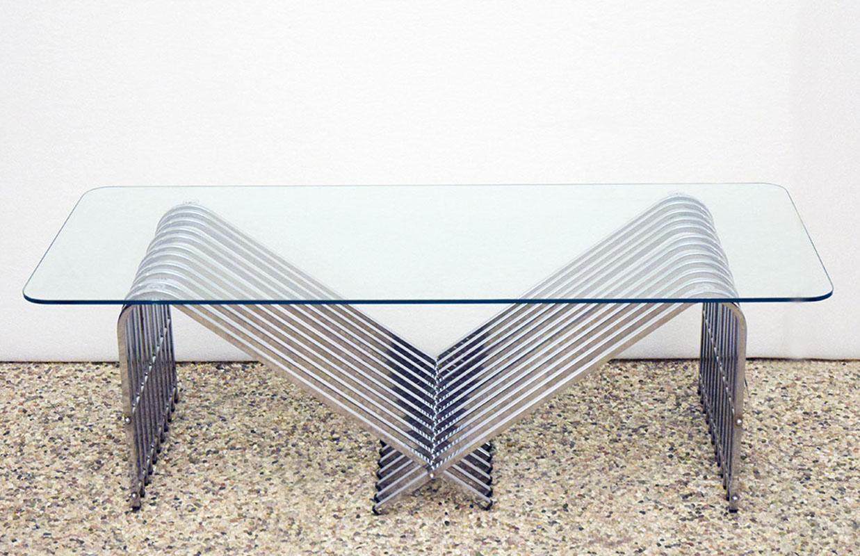 Coffee table in chromed metal and crystal, Italian production from the 1970s.
Particularly shaped coffee table with interlocking square, curved and chromed tubulars with rubber feet and glass top.
In excellent condition.
