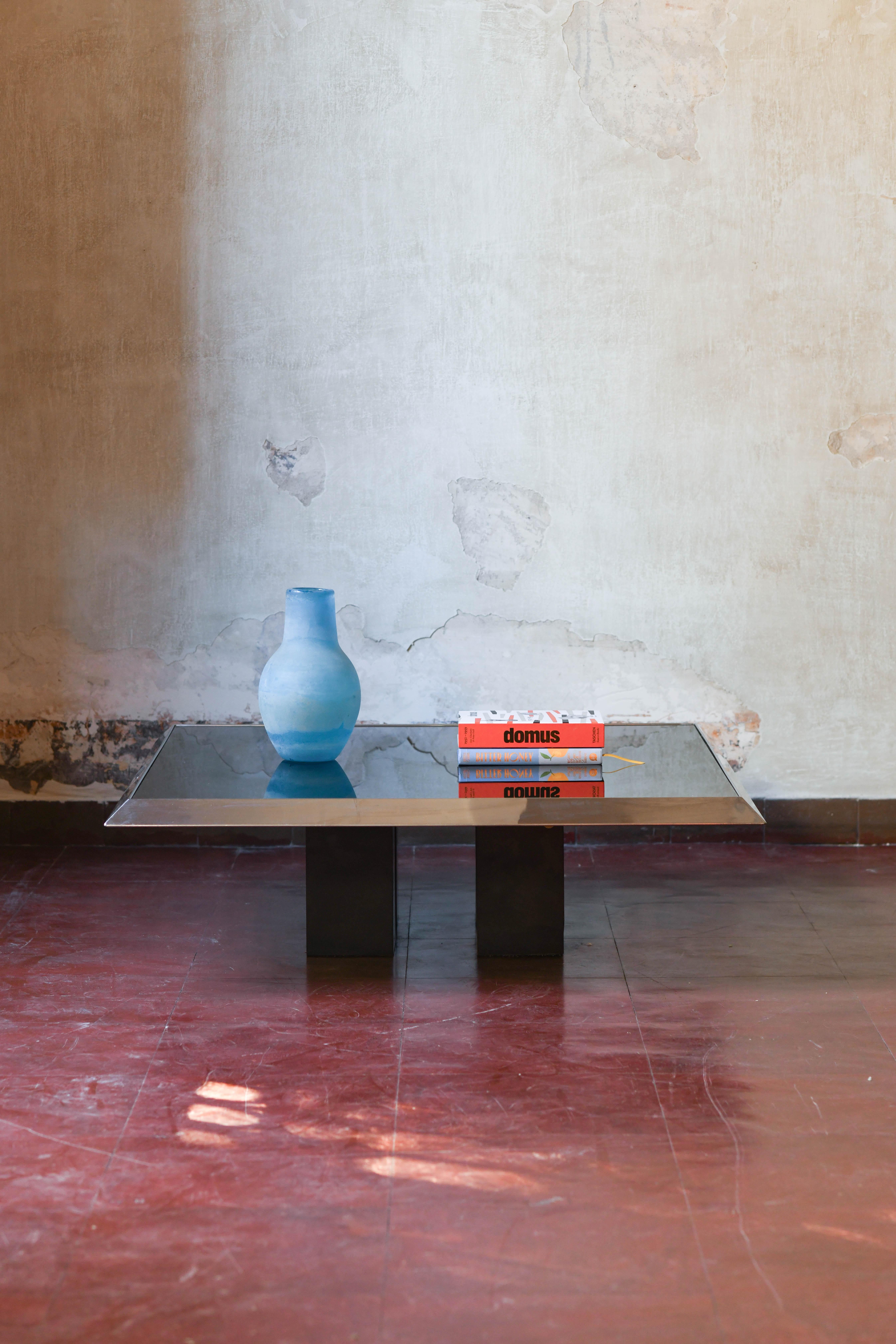 italien Table basse en métal chromé, plateau en verre noir et pieds en bois laqué noir en vente
