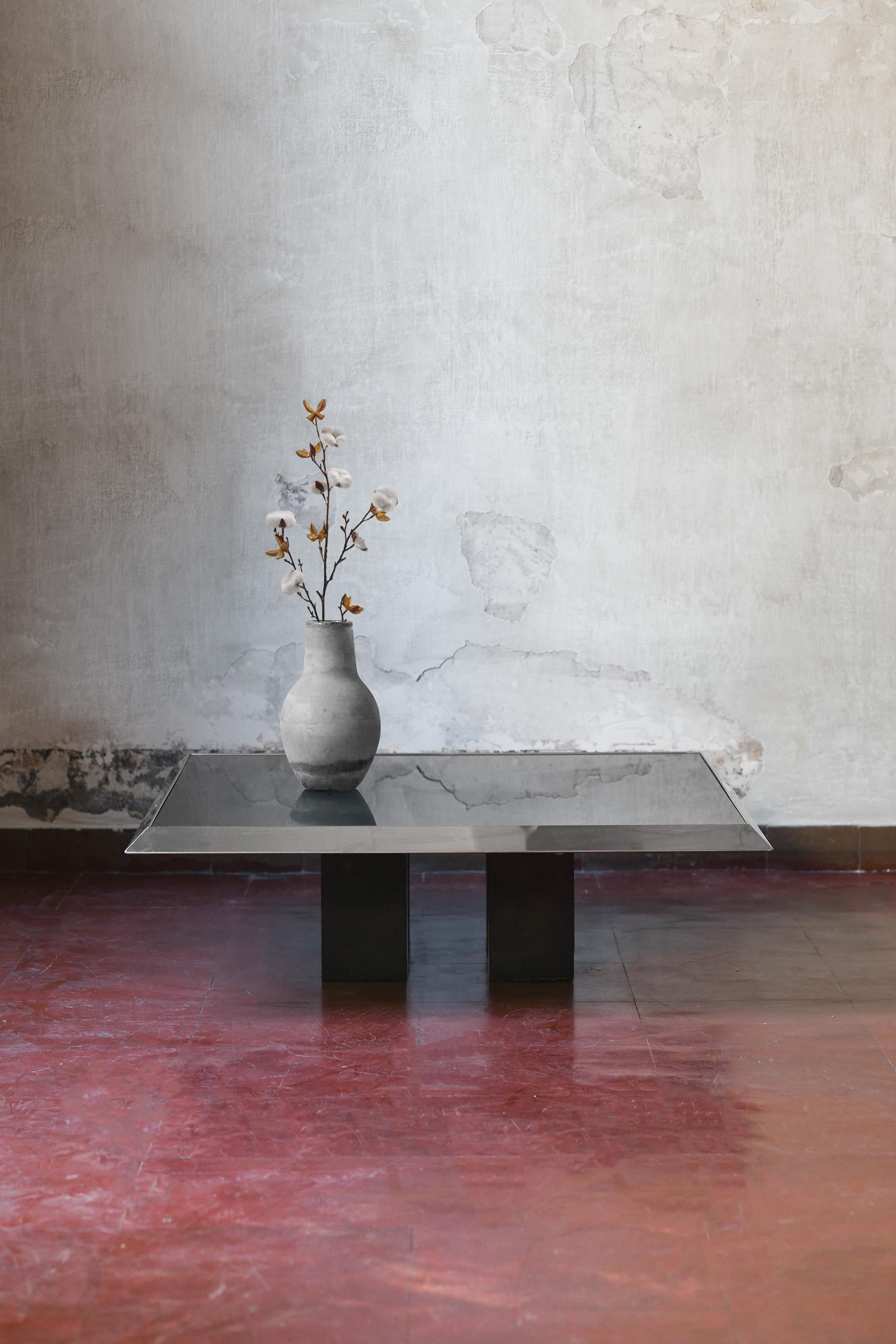Table basse en métal chromé, plateau en verre noir et pieds en bois laqué noir Bon état - En vente à Roma, RM