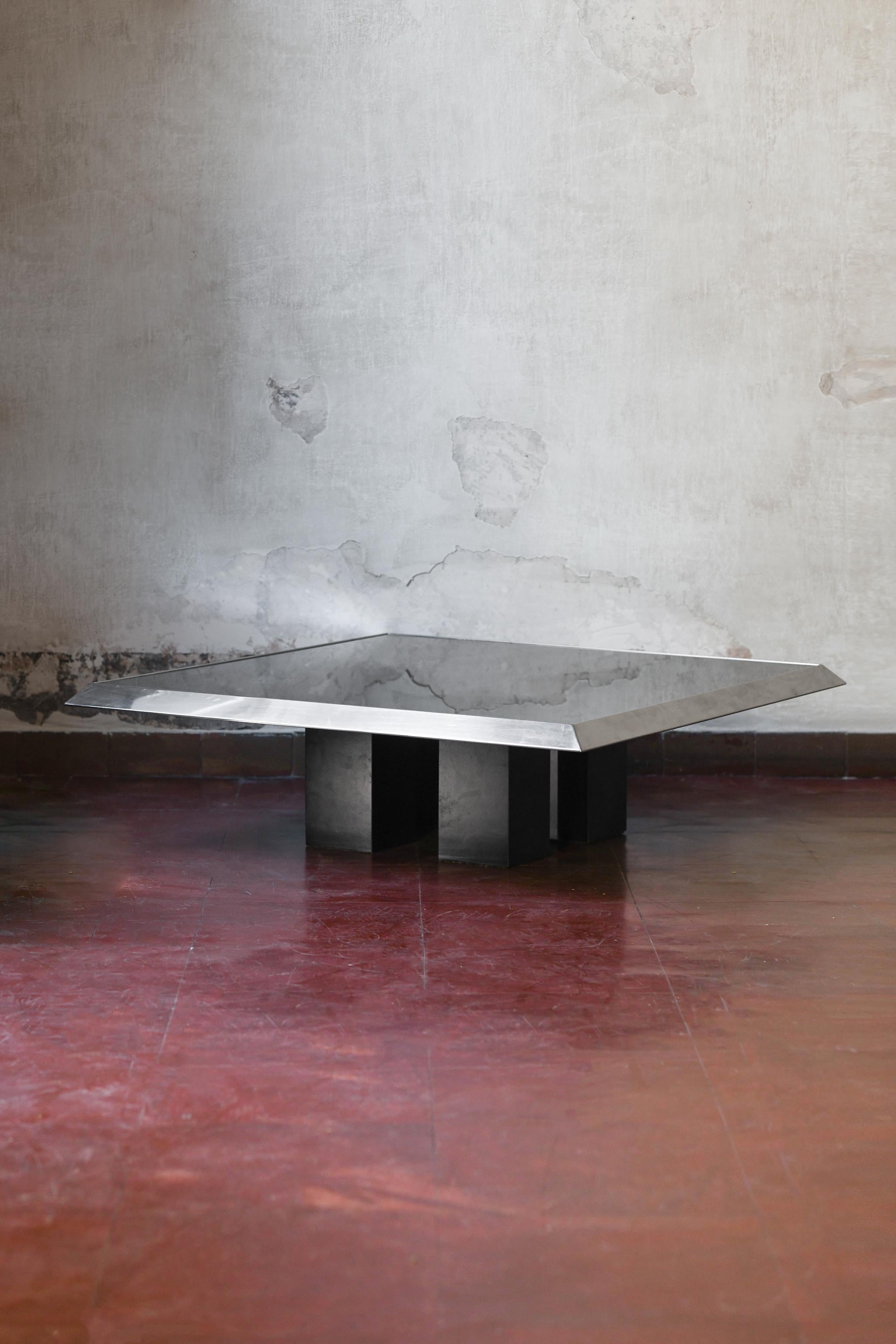 Fin du 20e siècle Table basse en métal chromé, plateau en verre noir et pieds en bois laqué noir en vente