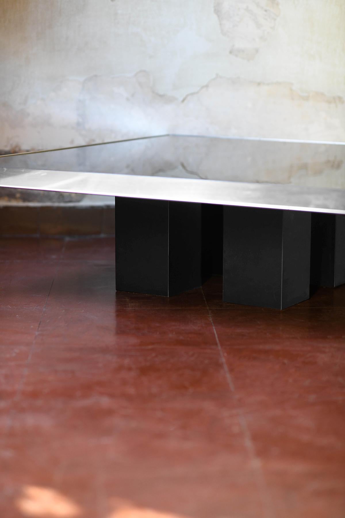 Métal Table basse en métal chromé, plateau en verre noir et pieds en bois laqué noir en vente