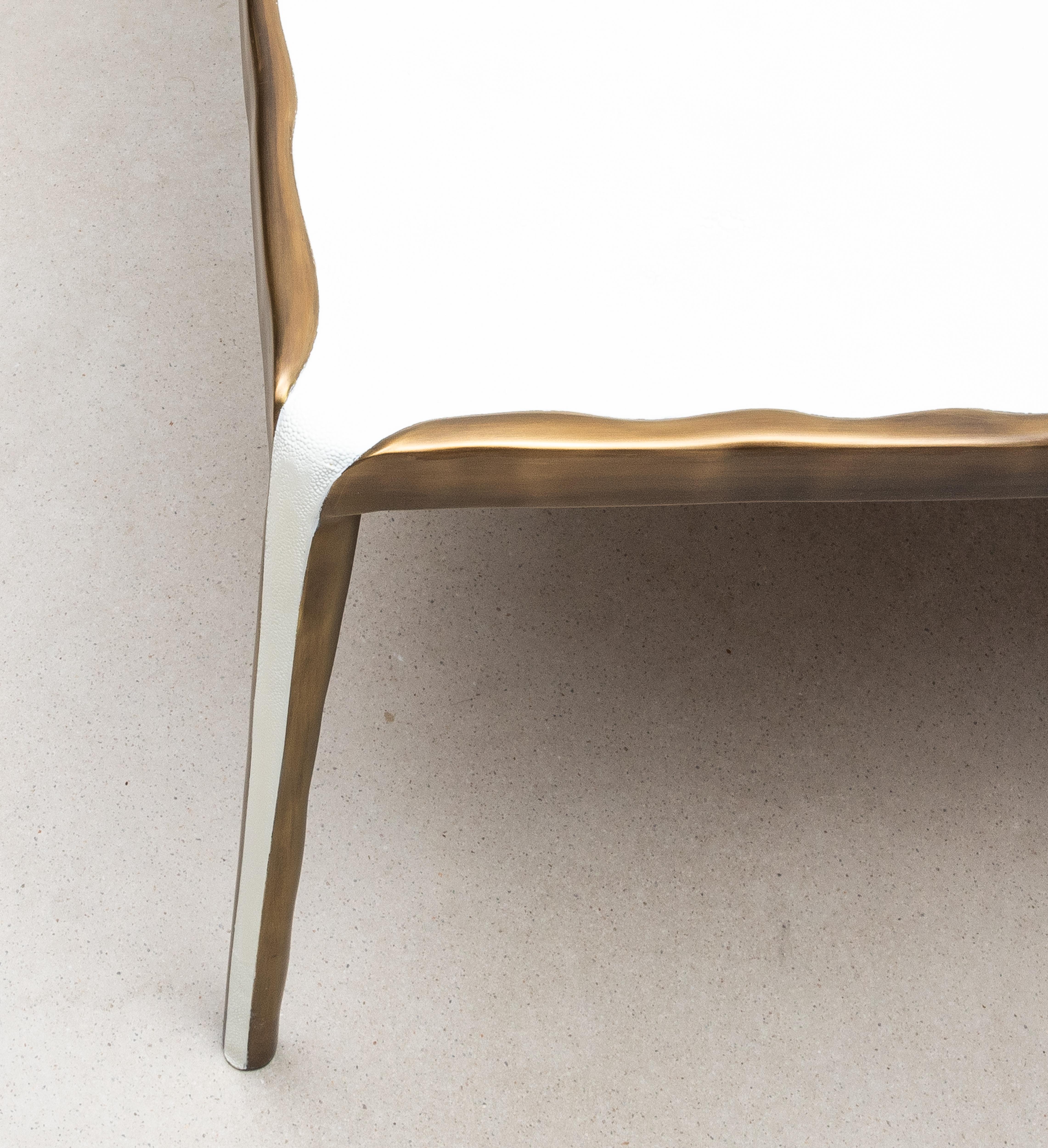 Table basse en galuchat crème avec laiton patiné bronze par R&Y Augousti en vente 2