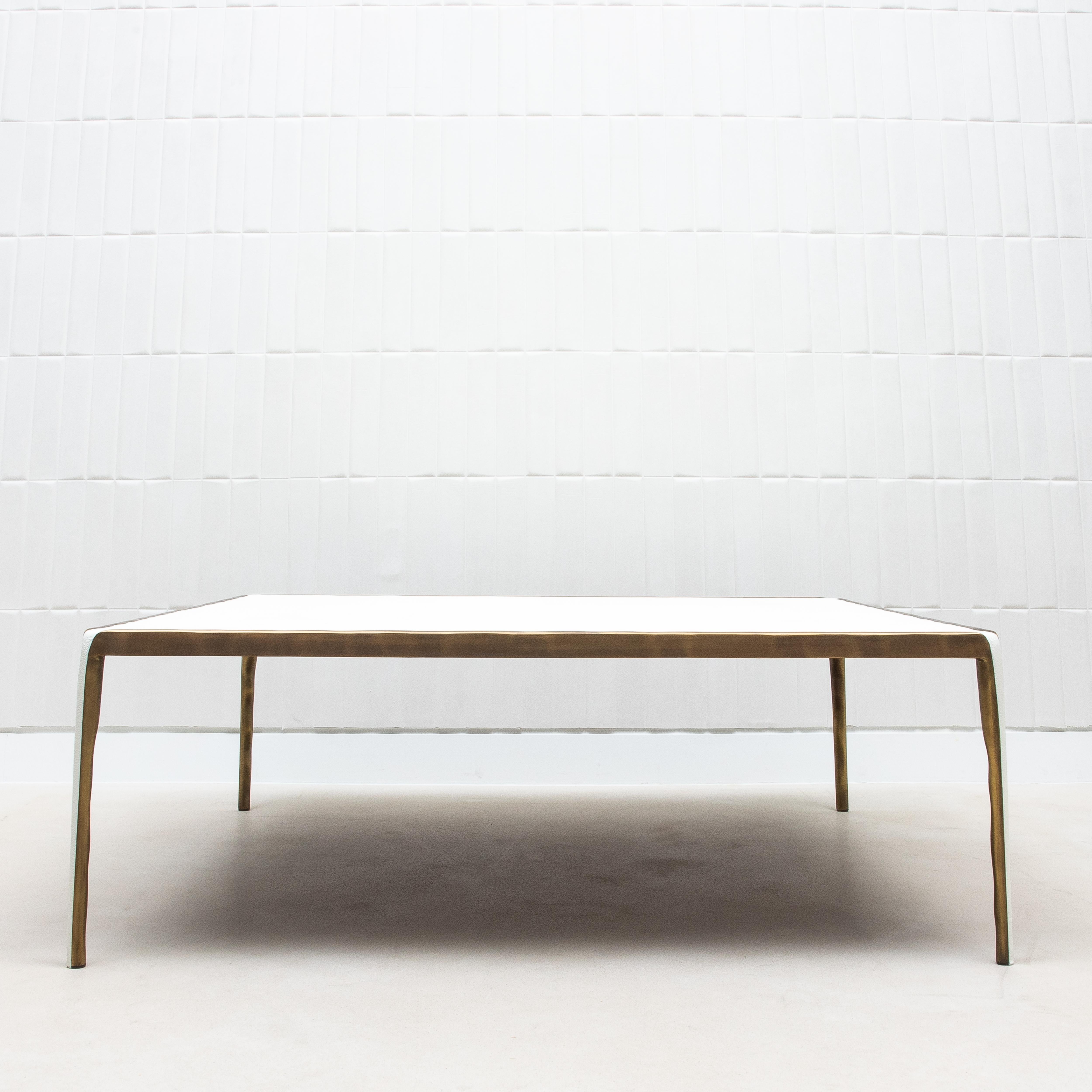 Table basse en galuchat crème avec laiton patiné bronze par R&Y Augousti en vente 4