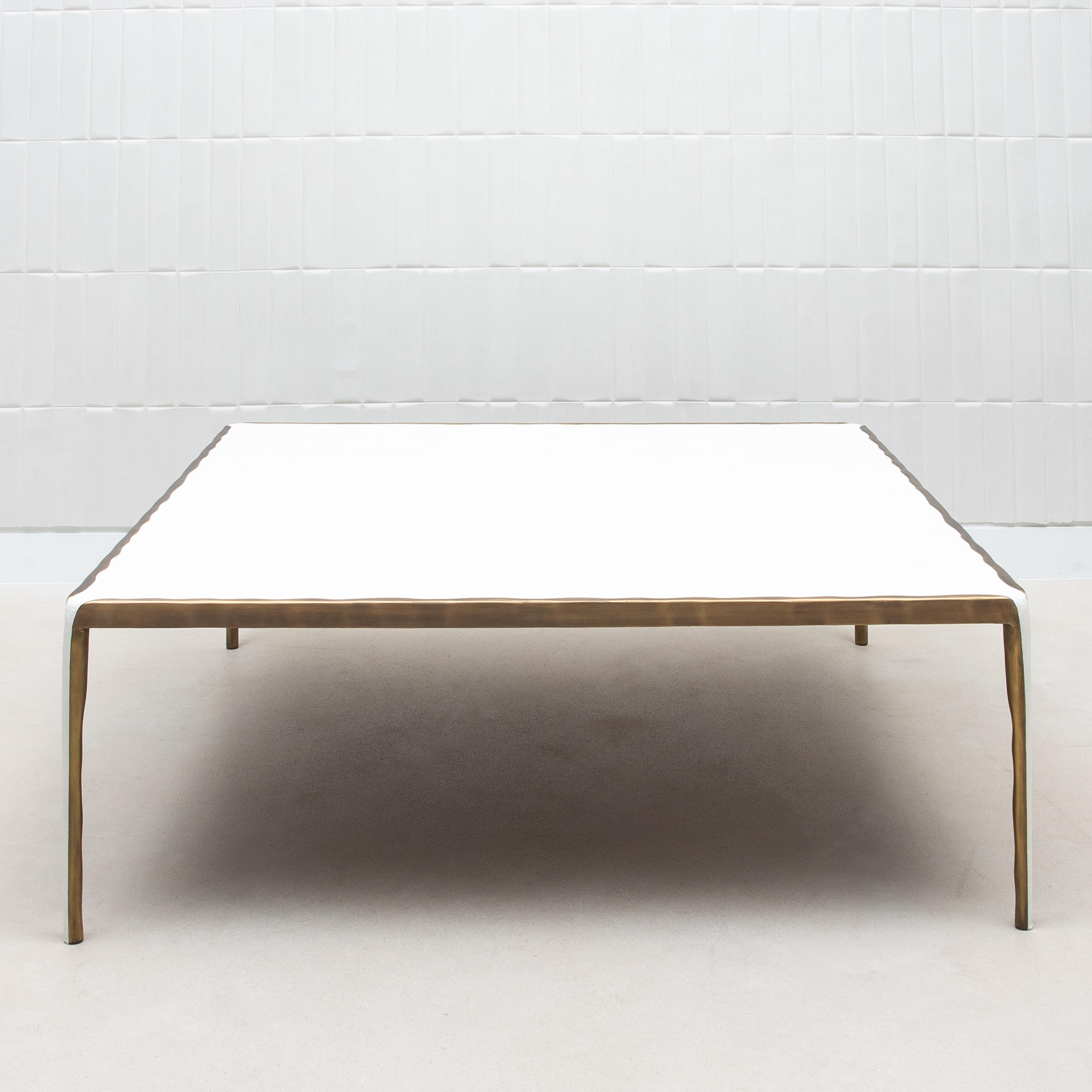 Art déco Table basse en galuchat crème avec laiton patiné bronze par R&Y Augousti en vente