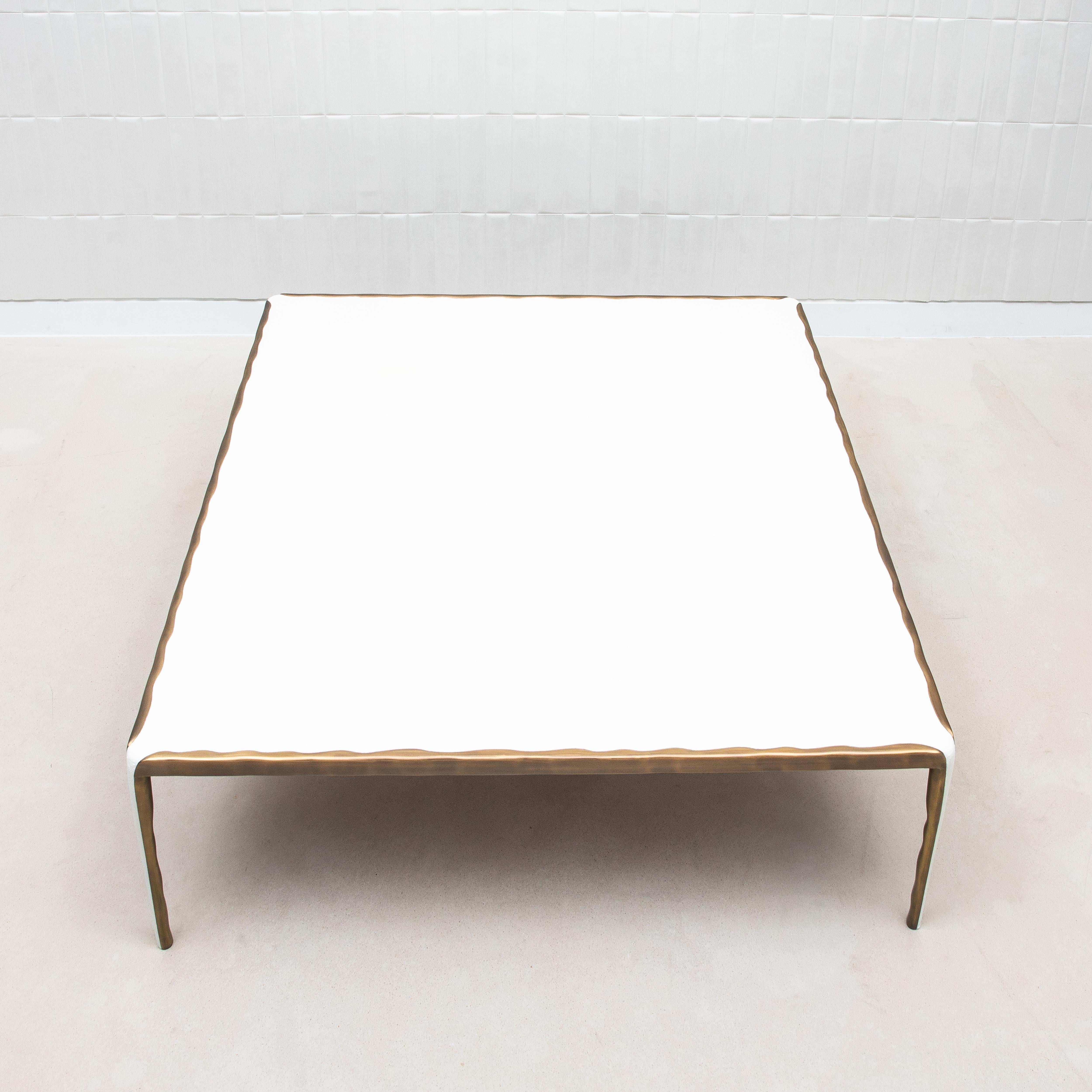 Philippin Table basse en galuchat crème avec laiton patiné bronze par R&Y Augousti en vente