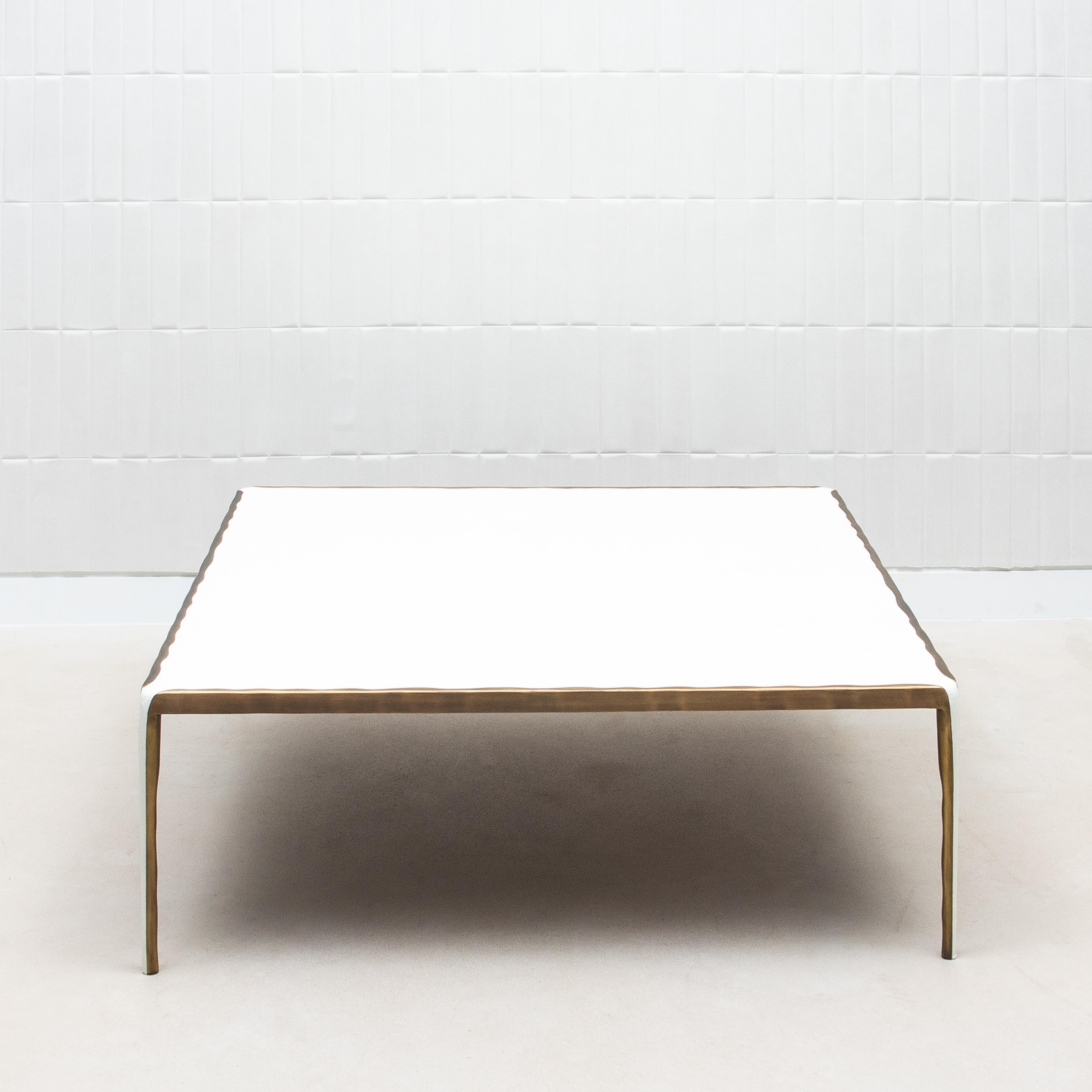 Fait main Table basse en galuchat crème avec laiton patiné bronze par R&Y Augousti en vente