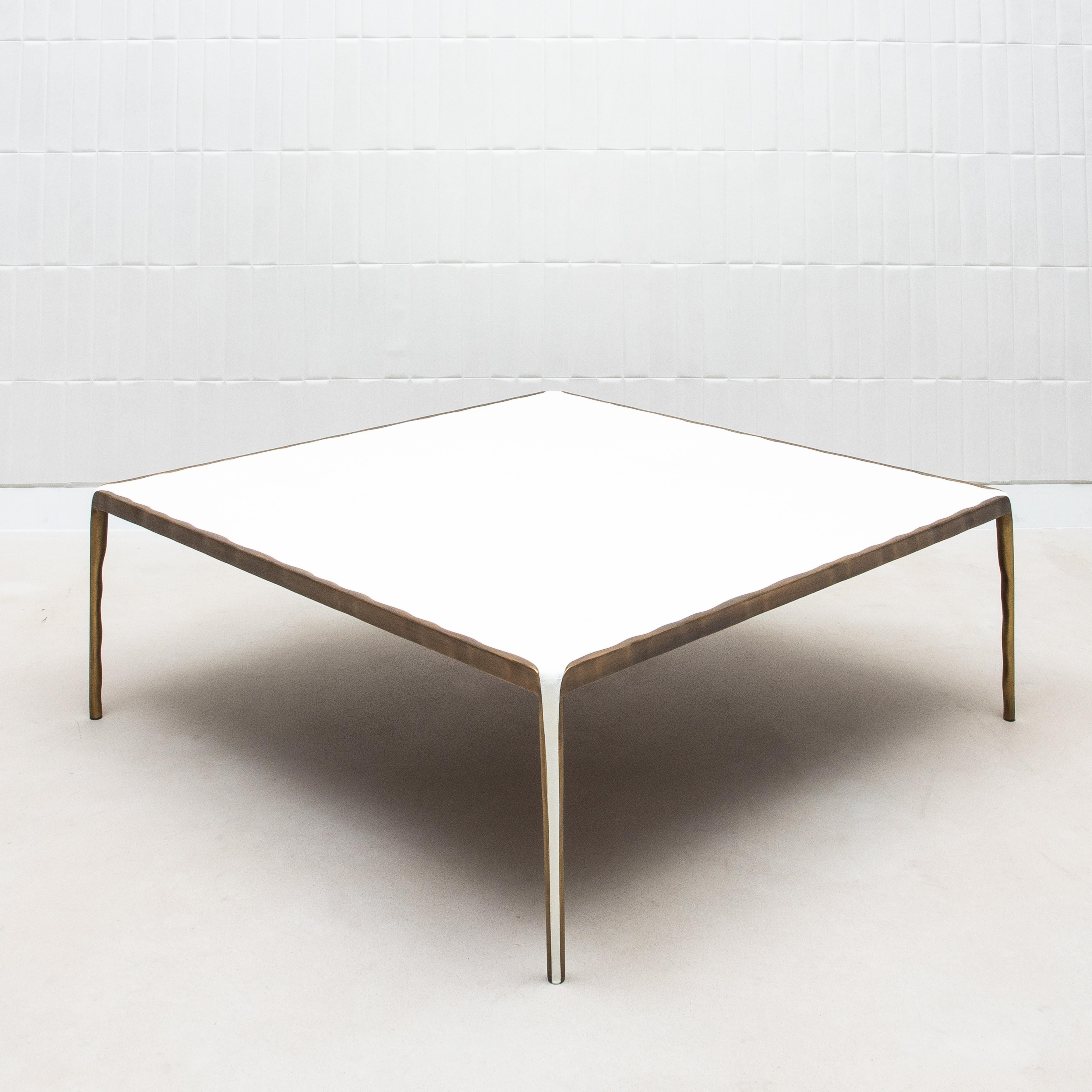 Table basse en galuchat crème avec laiton patiné bronze par R&Y Augousti Neuf - En vente à West Hollywood, CA