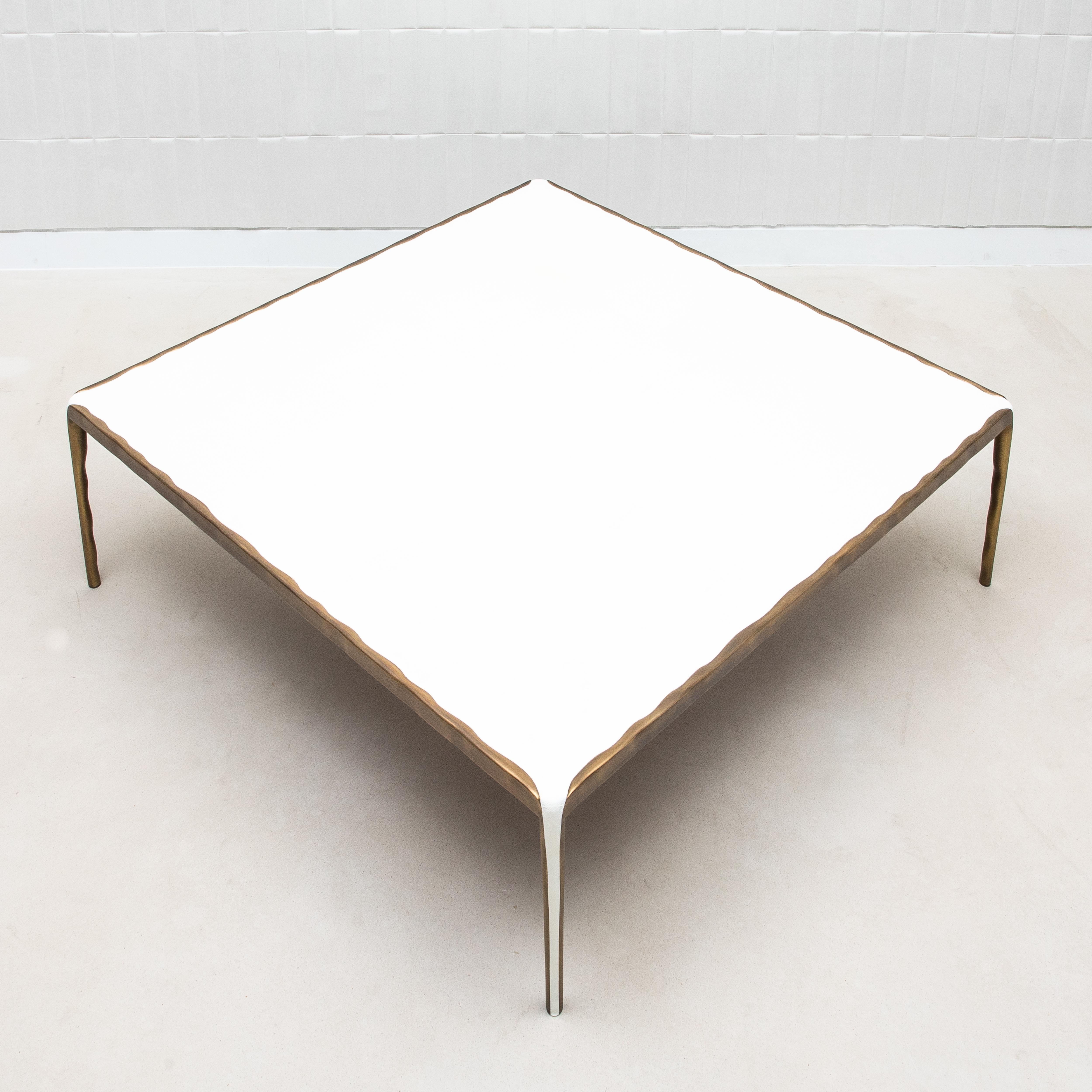 XXIe siècle et contemporain Table basse en galuchat crème avec laiton patiné bronze par R&Y Augousti en vente
