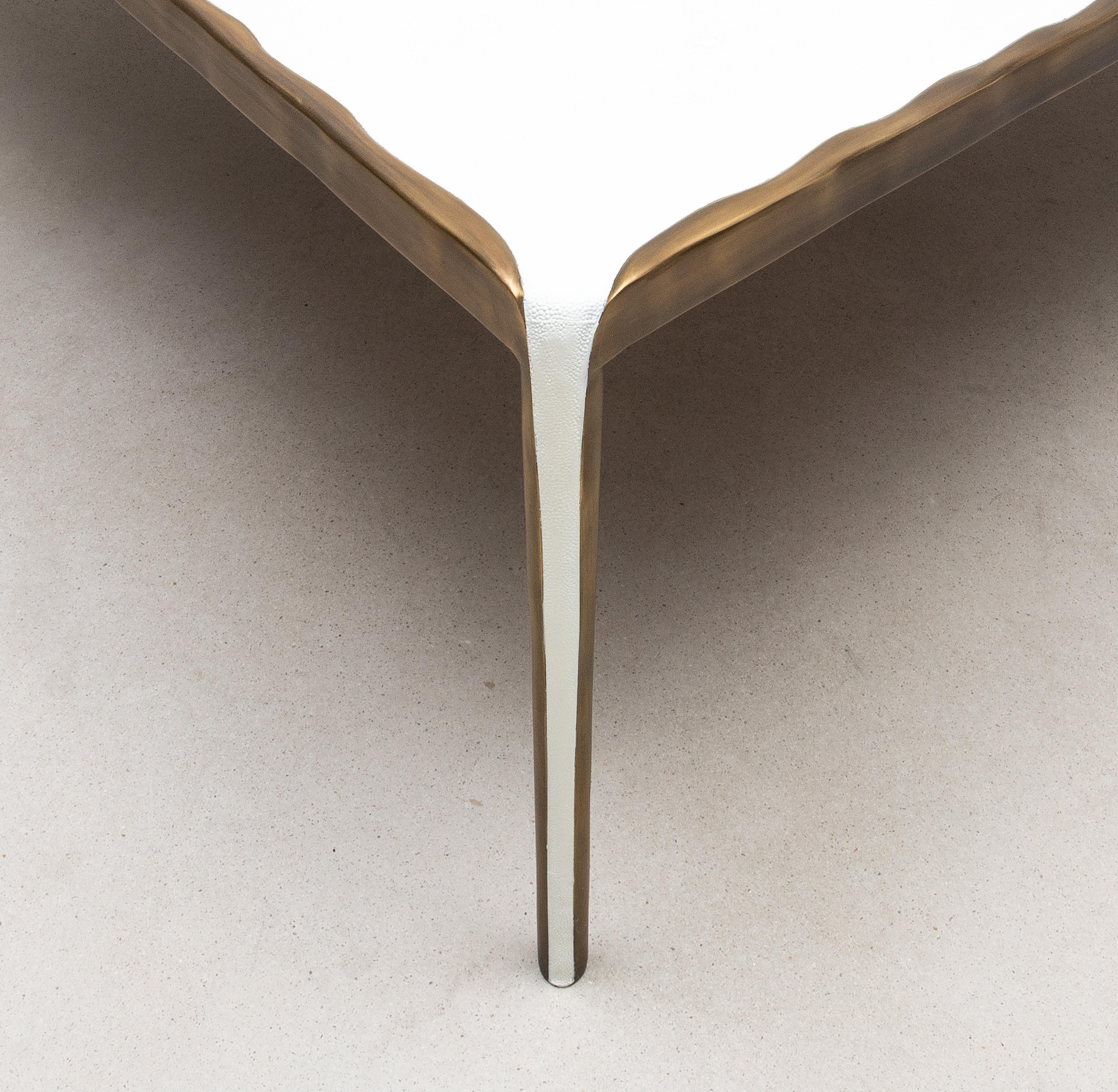 Laiton Table basse en galuchat crème avec laiton patiné bronze par R&Y Augousti en vente
