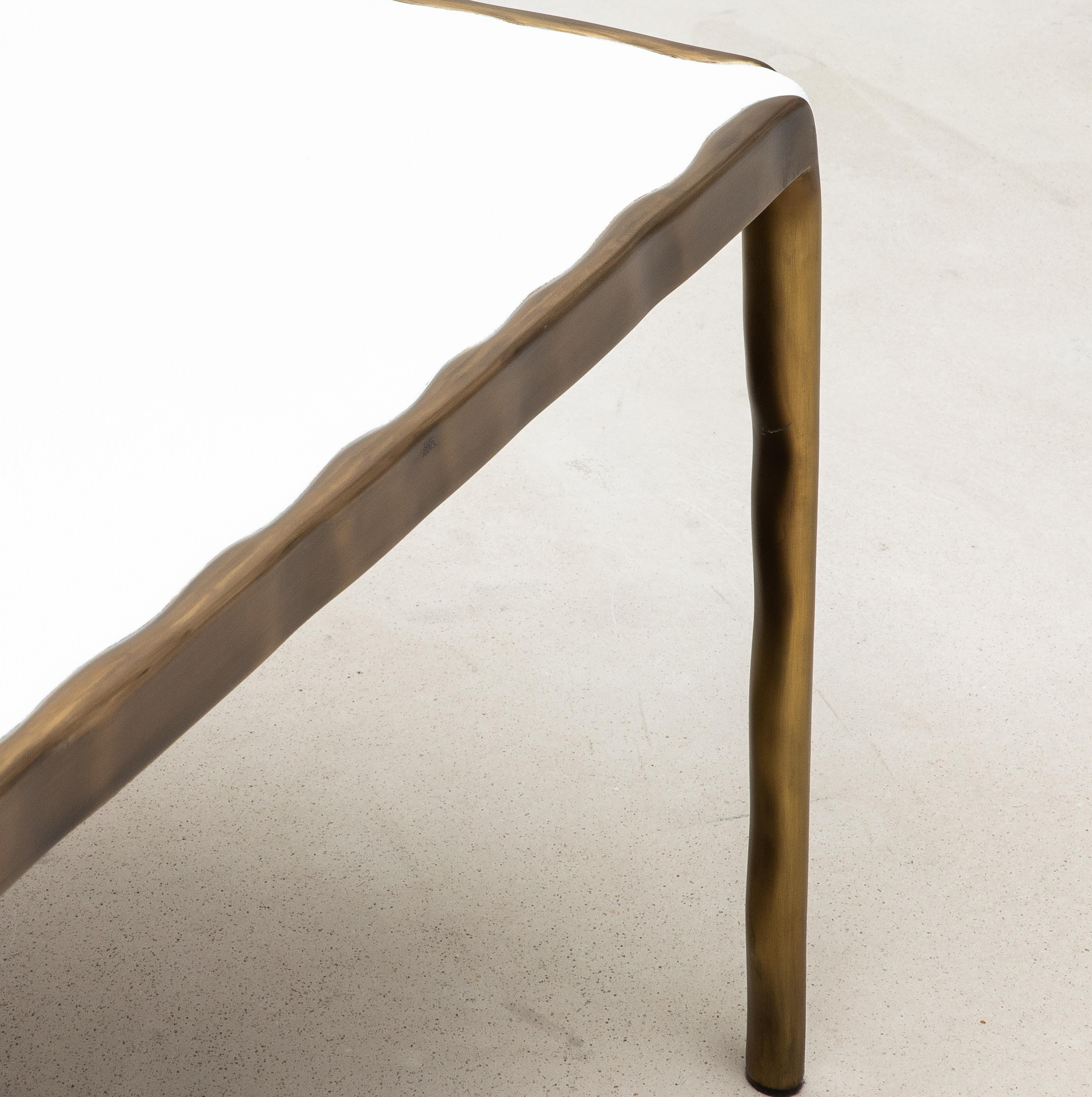 Table basse en galuchat crème avec laiton patiné bronze par R&Y Augousti en vente 1