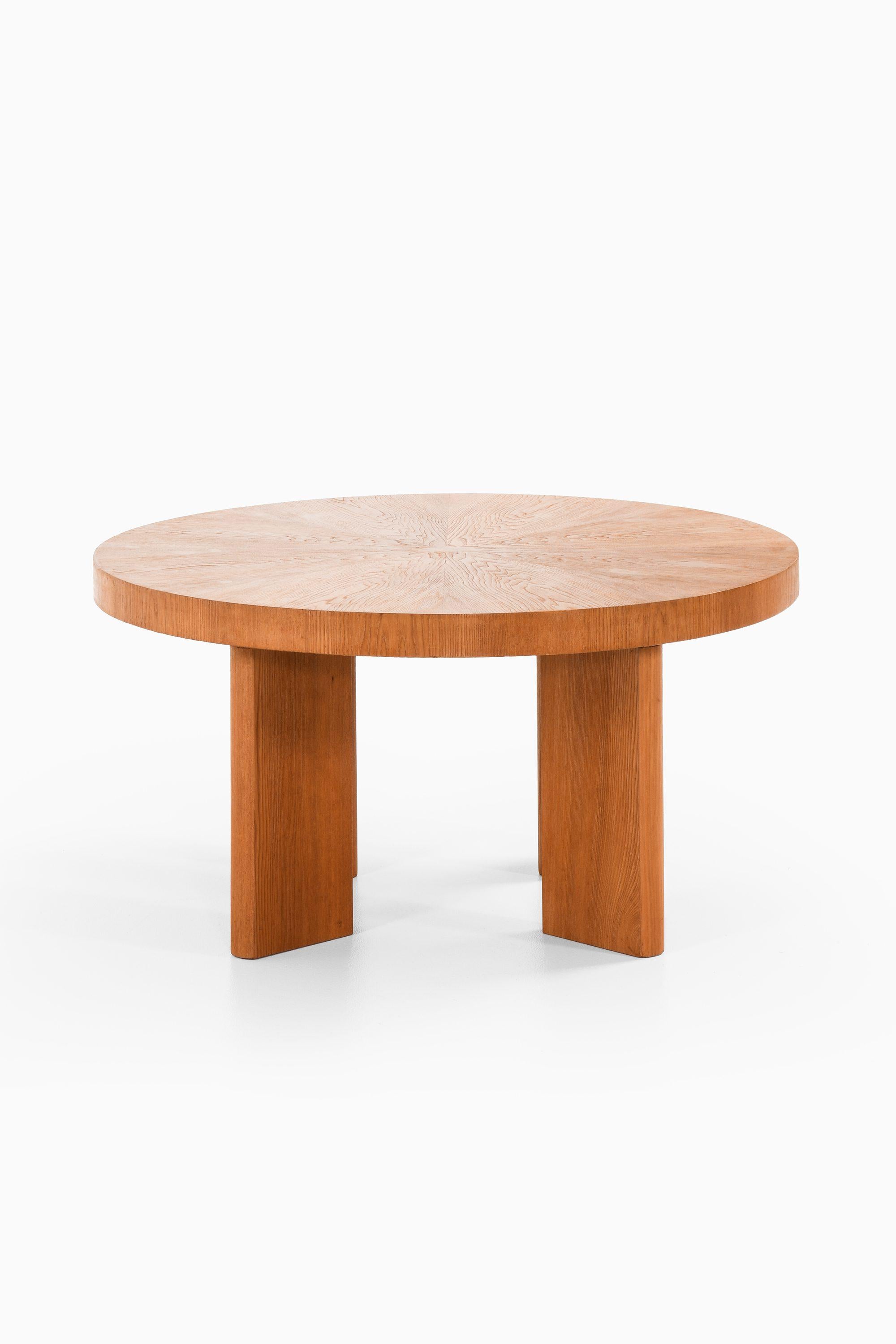 Mesa baja de olmo atribuida a Axel Einar Hjorth, años 40 Escandinavo moderno en venta