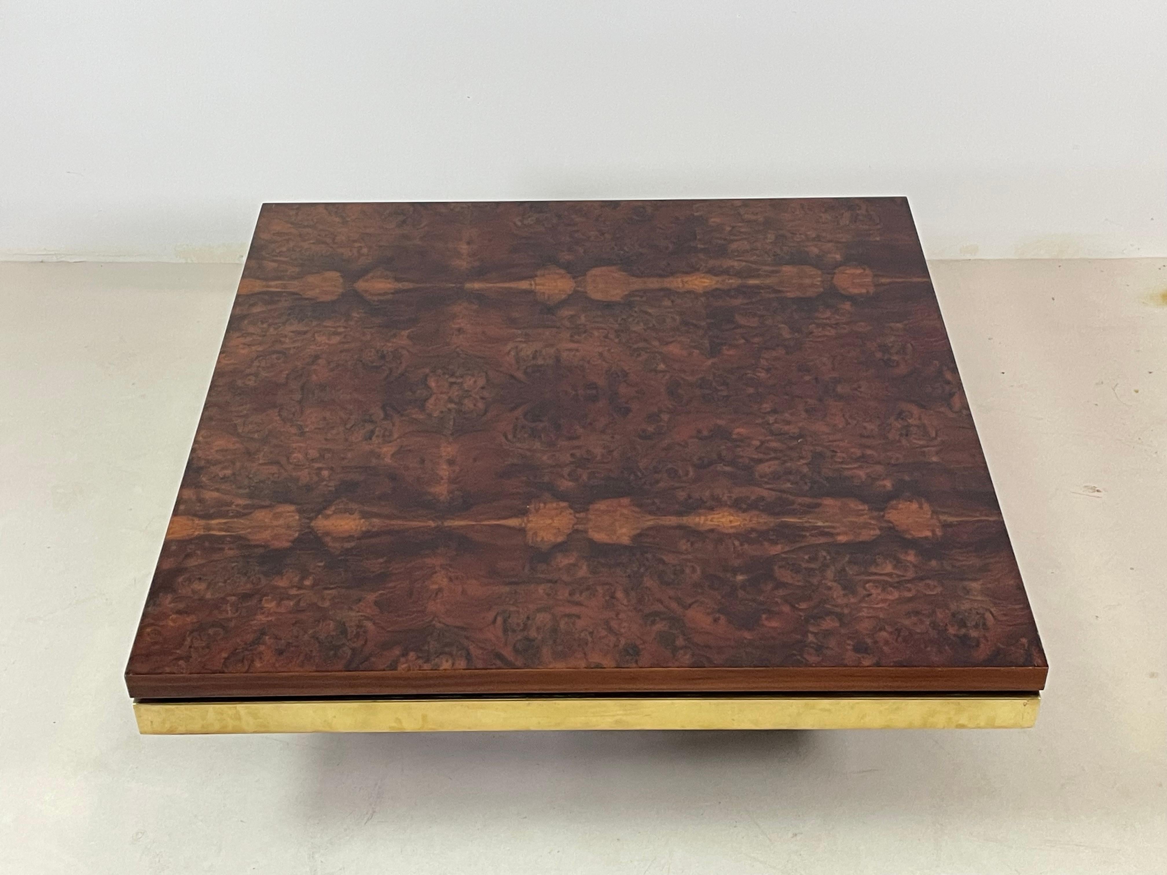 Tavolino in radica di olmo e ottone, attribuito a Jean Claude Mahey e prodotto da Roche Bobois negli anni Settanta. Il pezzo è in buone condizioni.

Dimensioni: 100 cm x 100 cm x H. 32 cm