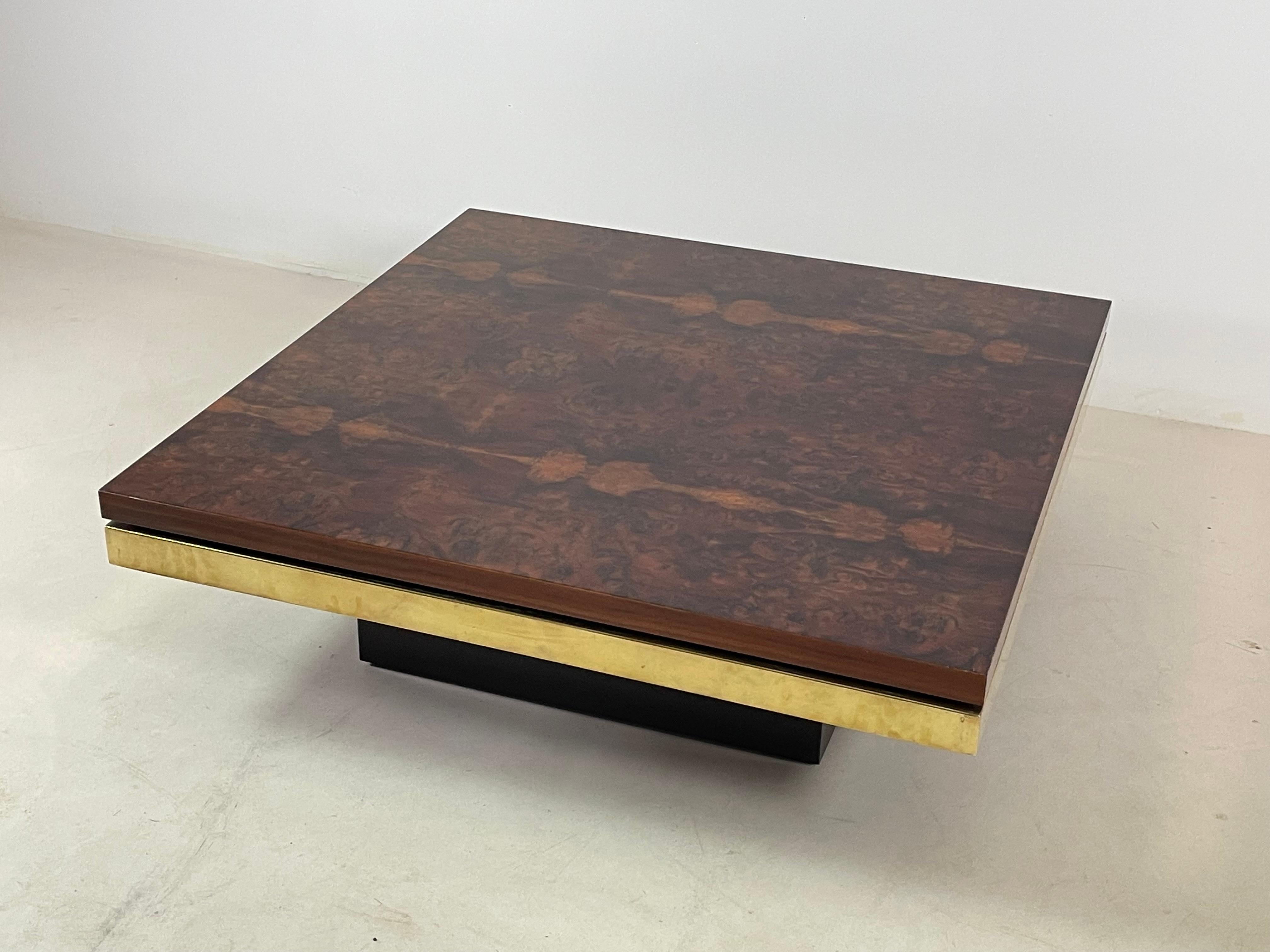 Francese Tavolino in radica di olmo e ottone di Roche Bobois, 1970 in vendita