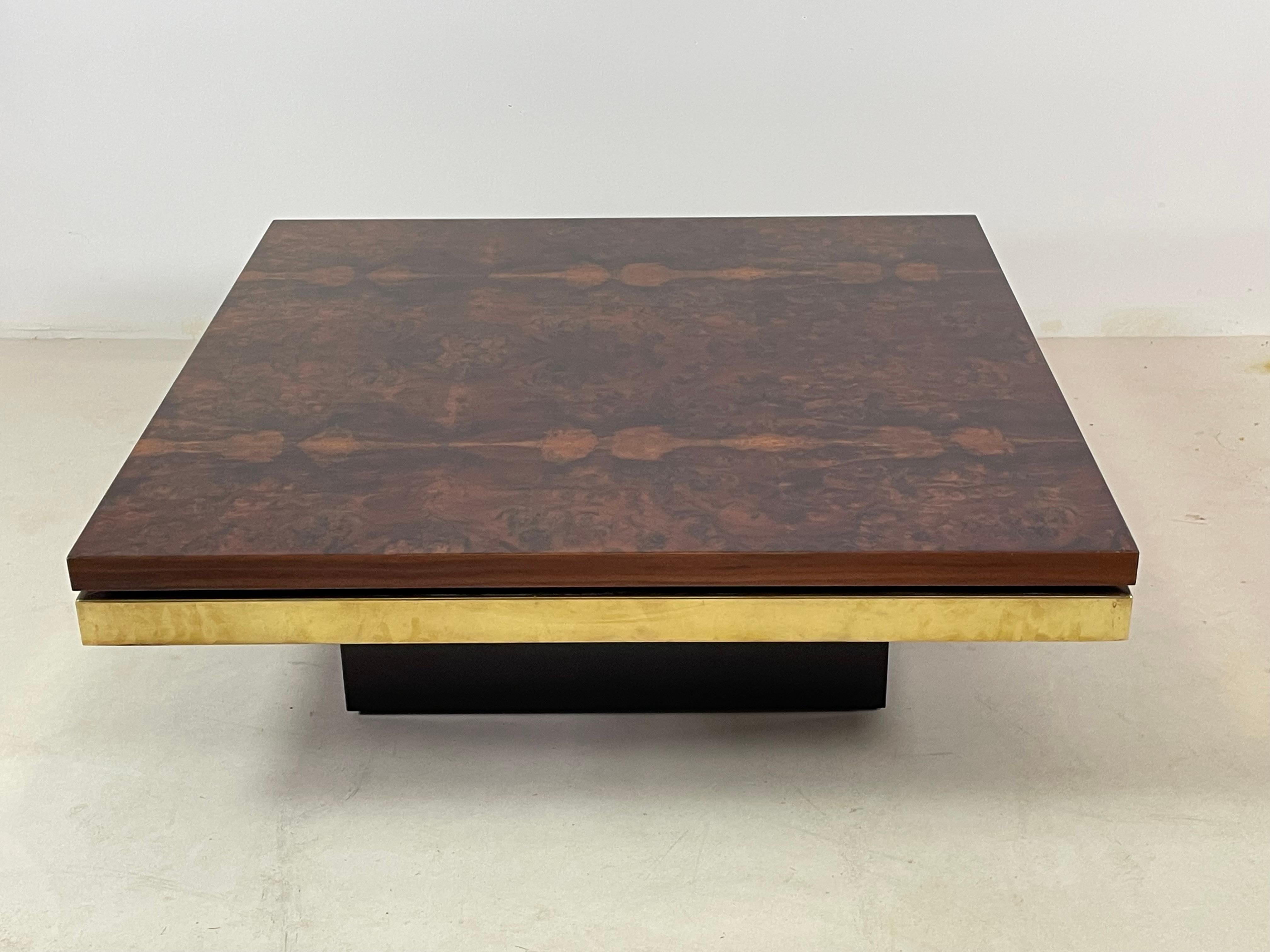 XX secolo Tavolino in radica di olmo e ottone di Roche Bobois, 1970 in vendita